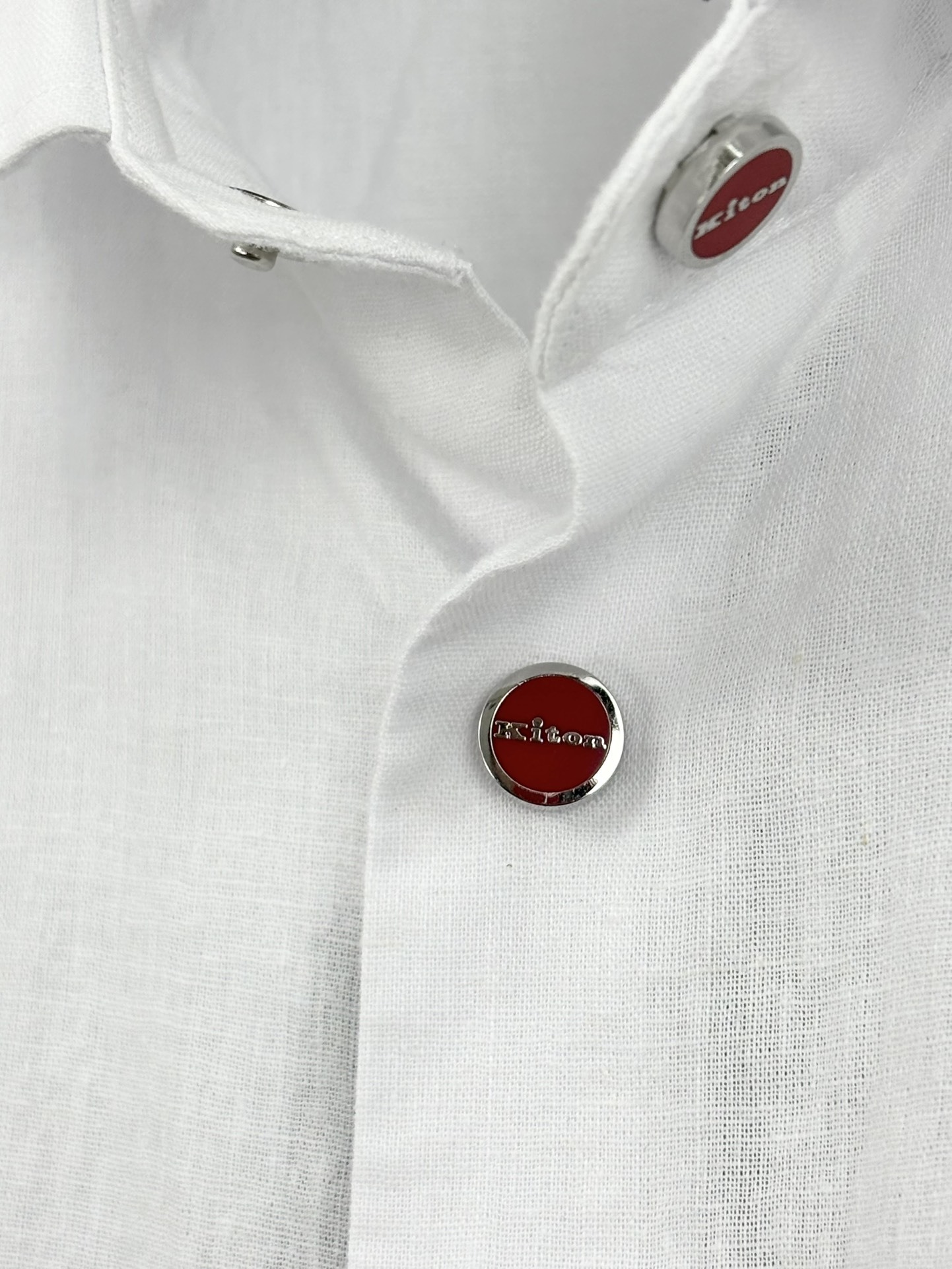 Kiton25春夏新款,爱上小红扣!甄选透气天然亚麻面料金典方尖领设计休闲长袖衬衫。解锁绅装新境界:亚麻