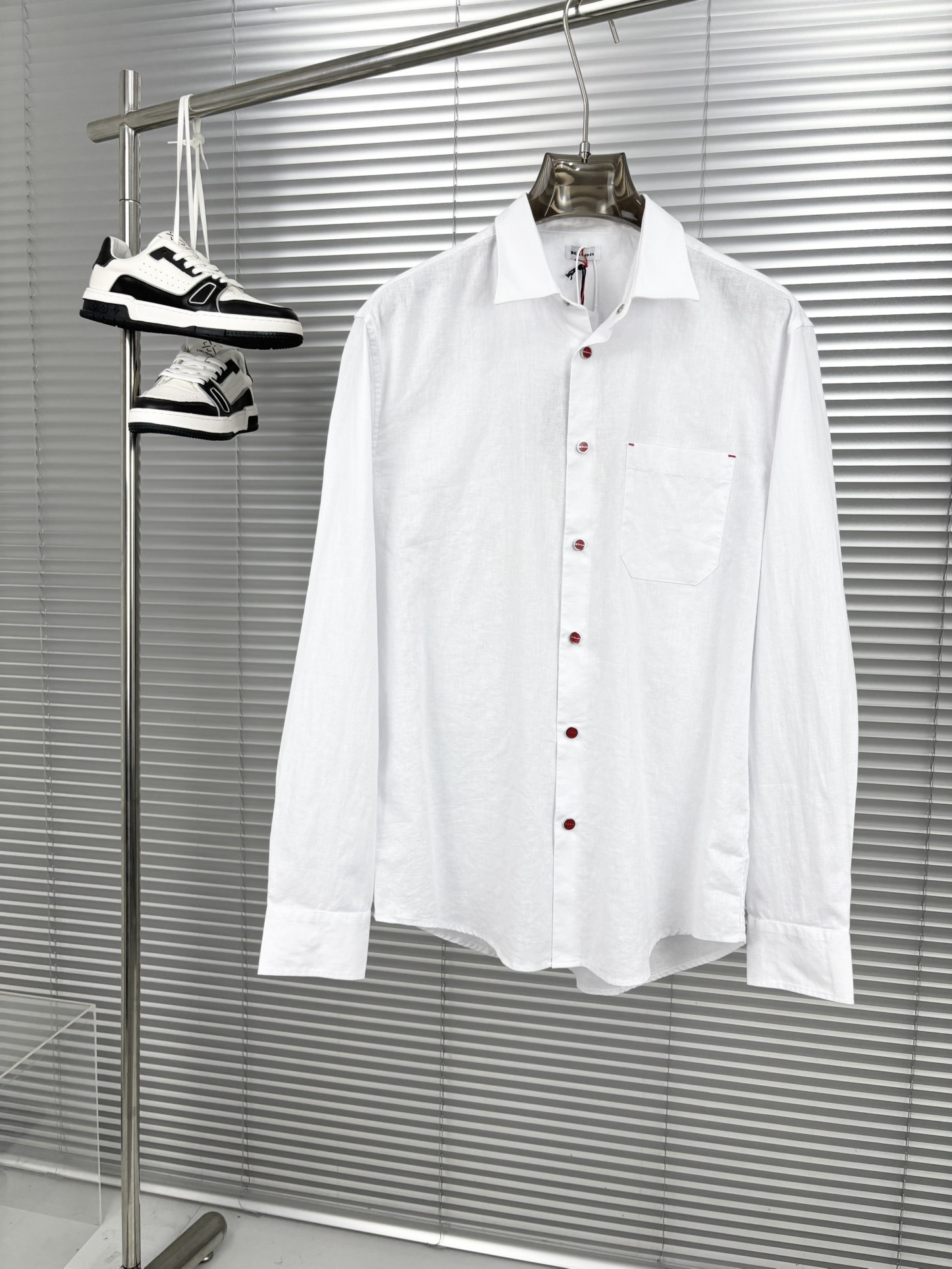 Kiton25春夏新款,爱上小红扣!甄选透气天然亚麻面料金典方尖领设计休闲长袖衬衫。解锁绅装新境界:亚麻