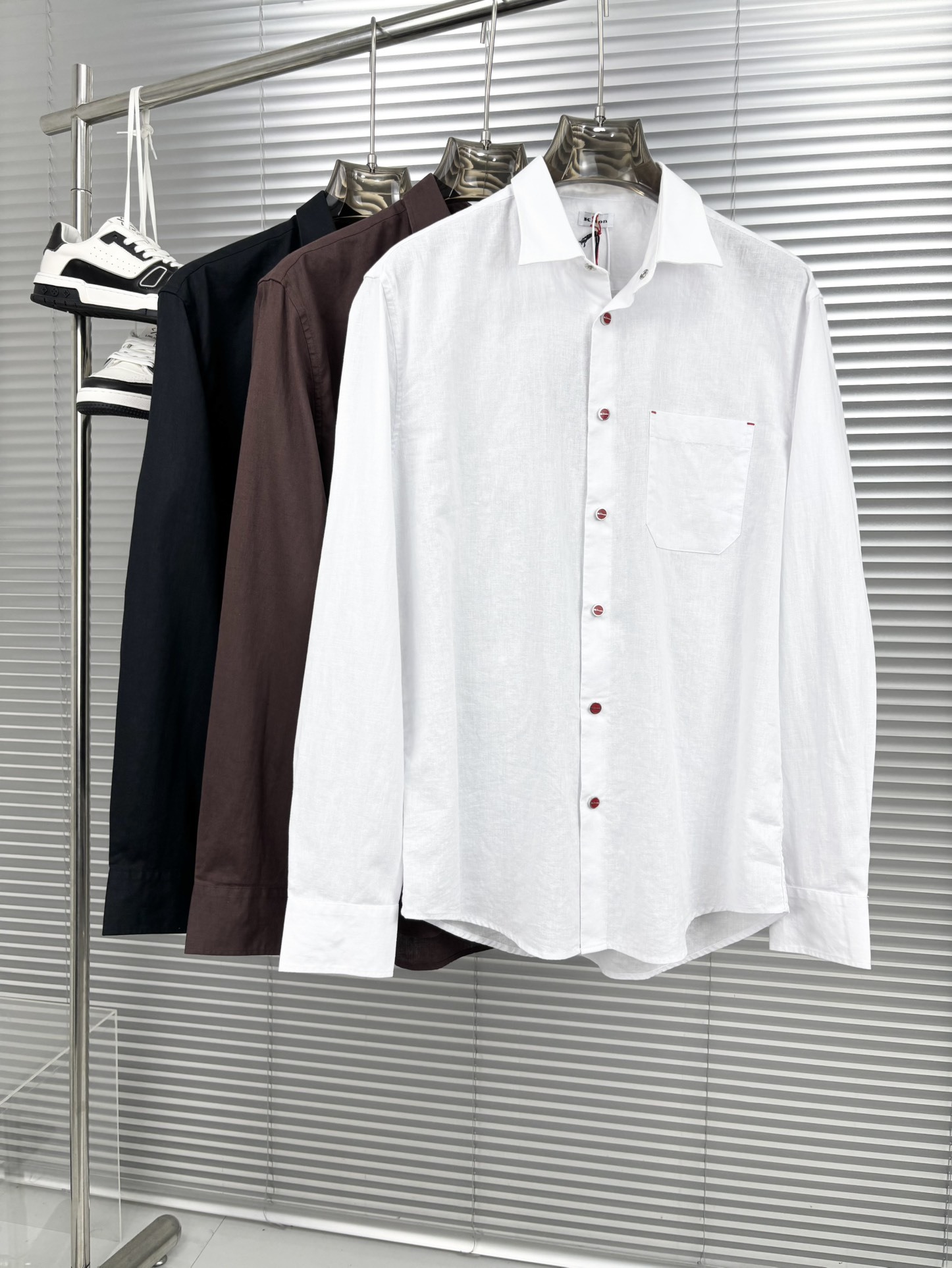 Kiton25春夏新款,爱上小红扣!甄选透气天然亚麻面料金典方尖领设计休闲长袖衬衫。解锁绅装新境界:亚麻