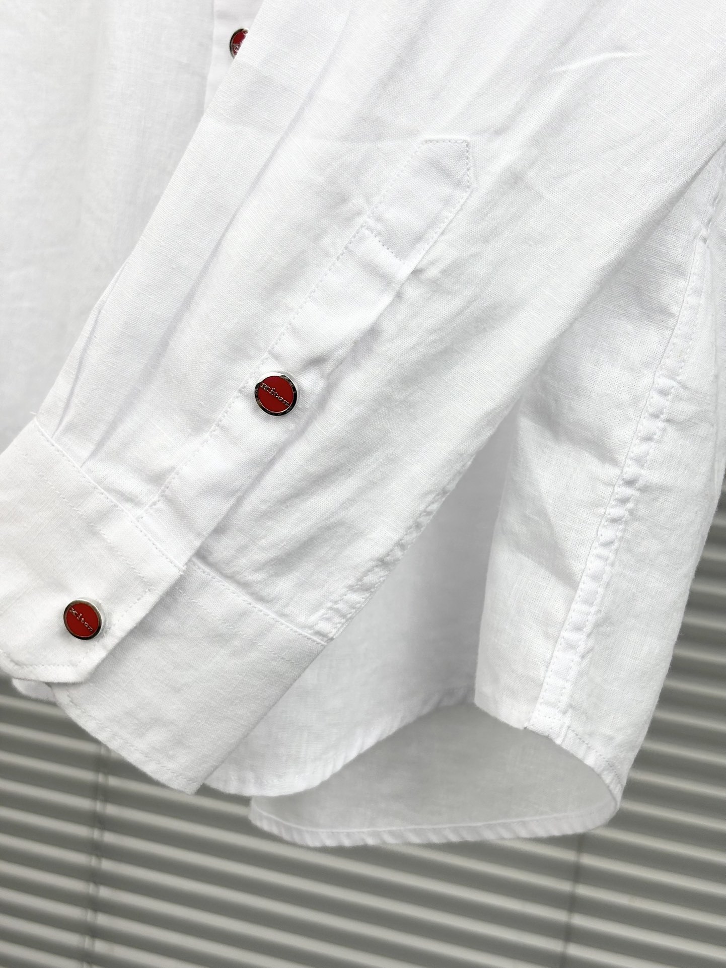 Kiton25春夏新款,爱上小红扣!甄选透气天然亚麻面料金典方尖领设计休闲长袖衬衫。解锁绅装新境界:亚麻