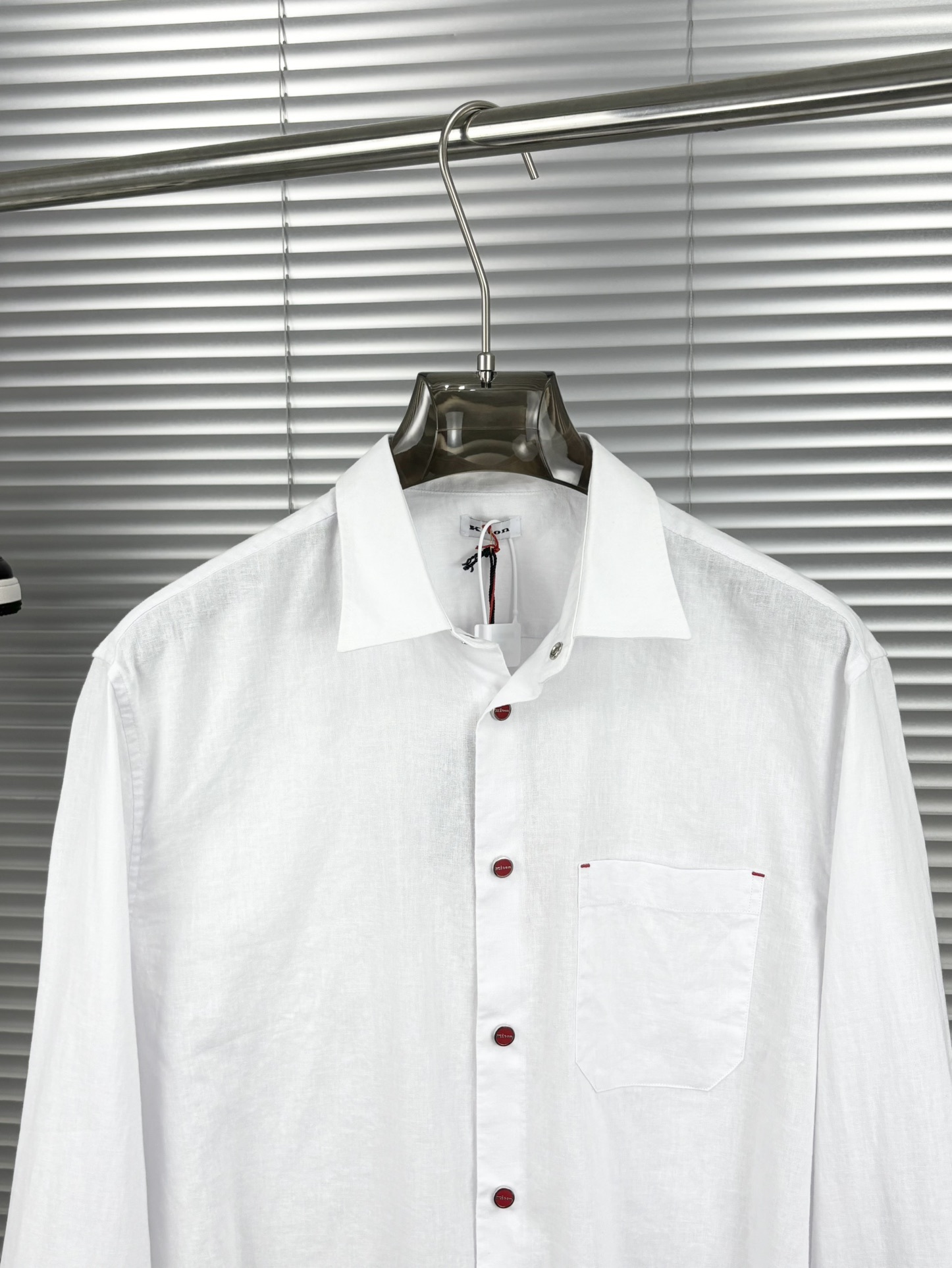 Kiton25春夏新款,爱上小红扣!甄选透气天然亚麻面料金典方尖领设计休闲长袖衬衫。解锁绅装新境界:亚麻