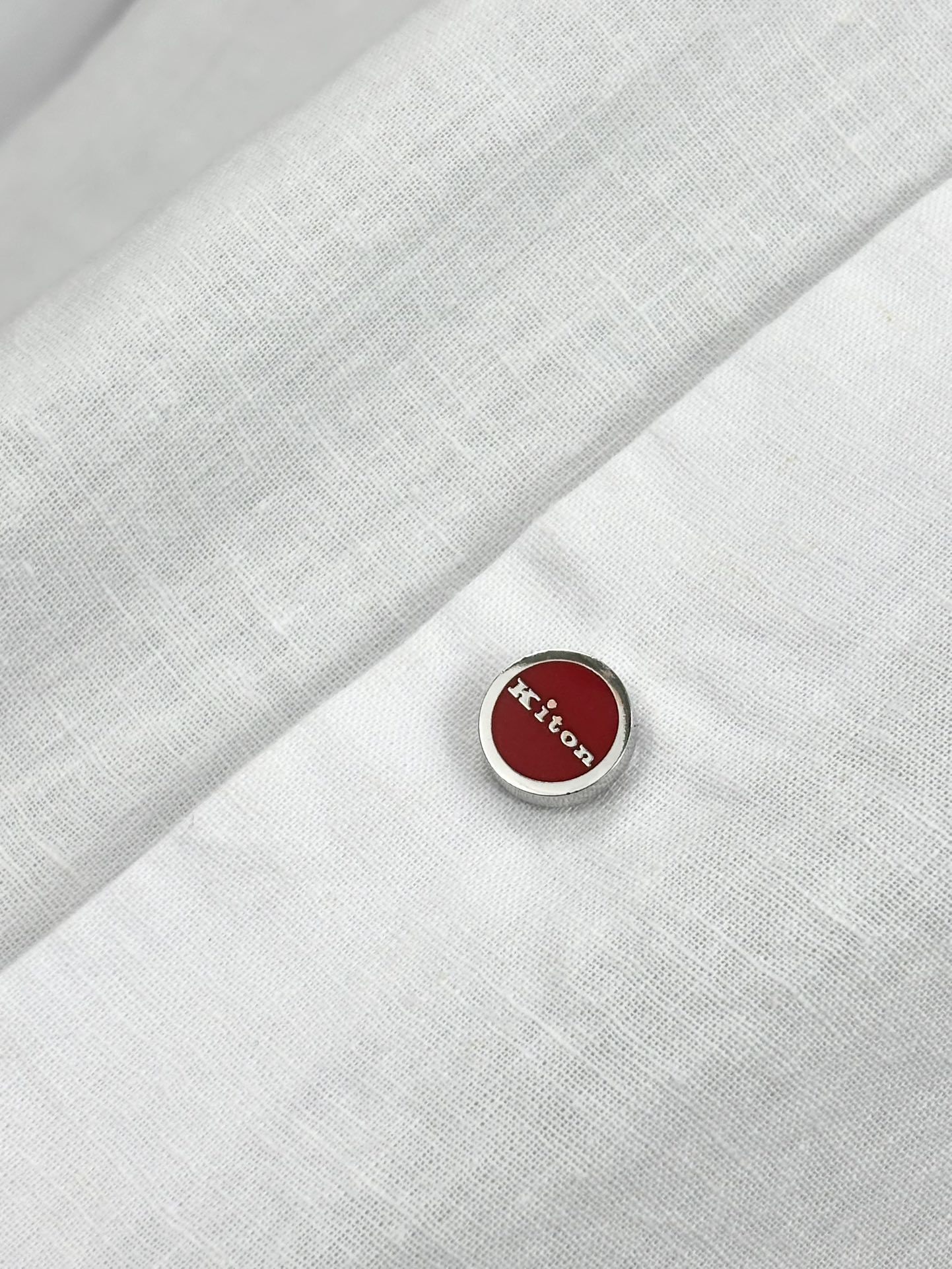 Kiton25春夏新款,爱上小红扣!甄选透气天然亚麻面料金典方尖领设计休闲长袖衬衫。解锁绅装新境界:亚麻