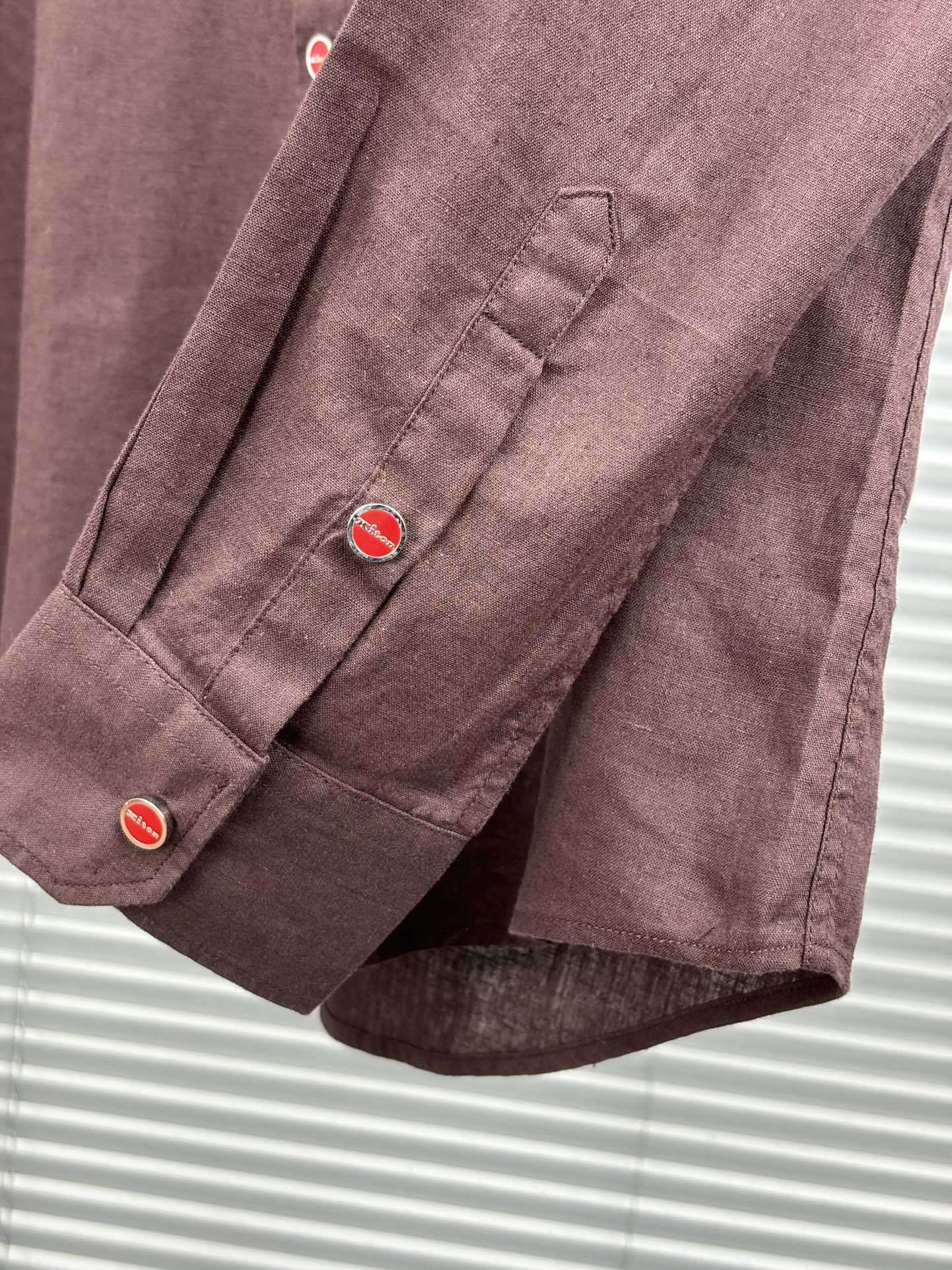 Kiton25春夏新款,爱上小红扣!甄选透气天然亚麻面料金典方尖领设计休闲长袖衬衫。解锁绅装新境界:亚麻