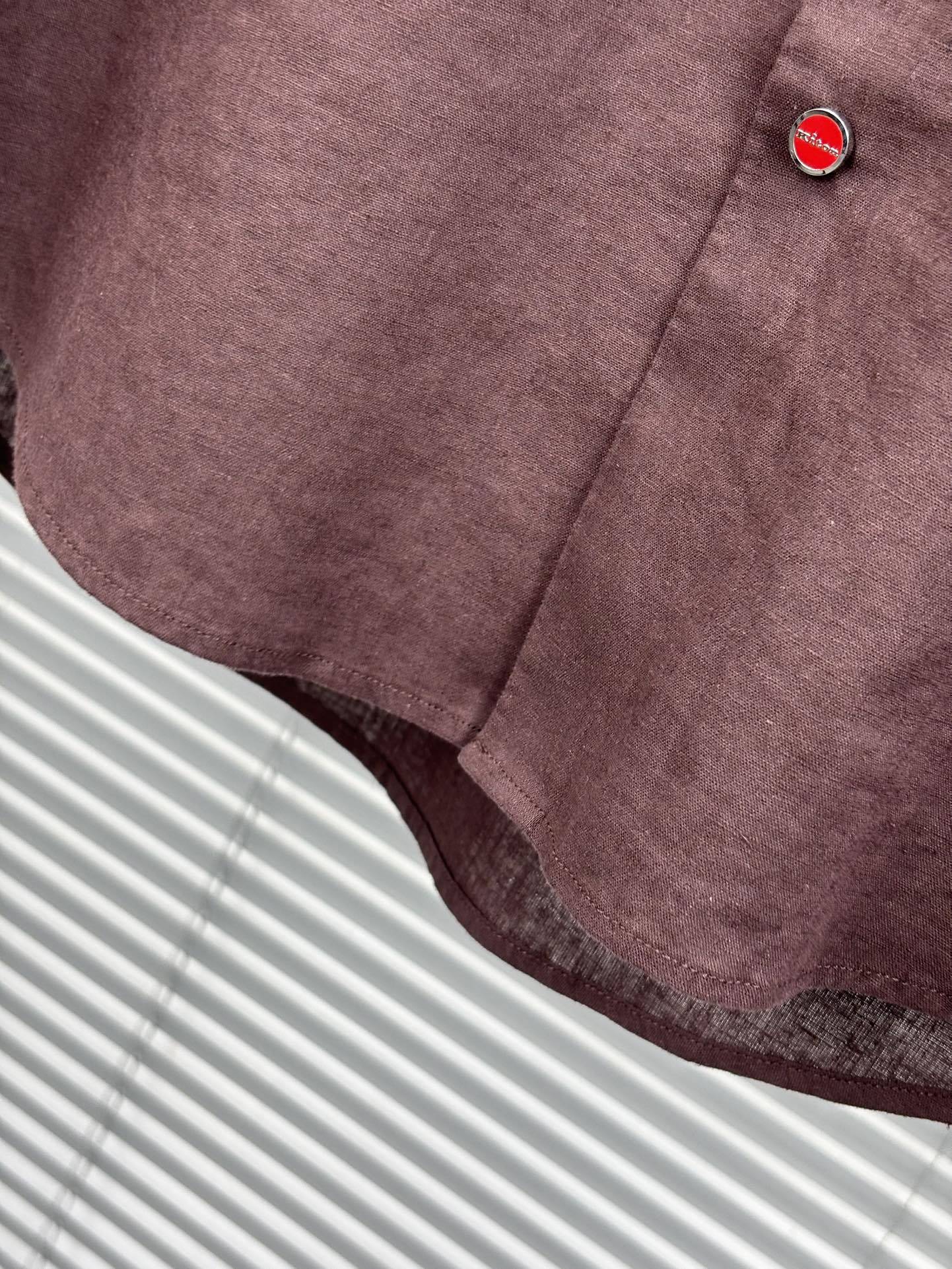Kiton25春夏新款,爱上小红扣!甄选透气天然亚麻面料金典方尖领设计休闲长袖衬衫。解锁绅装新境界:亚麻
