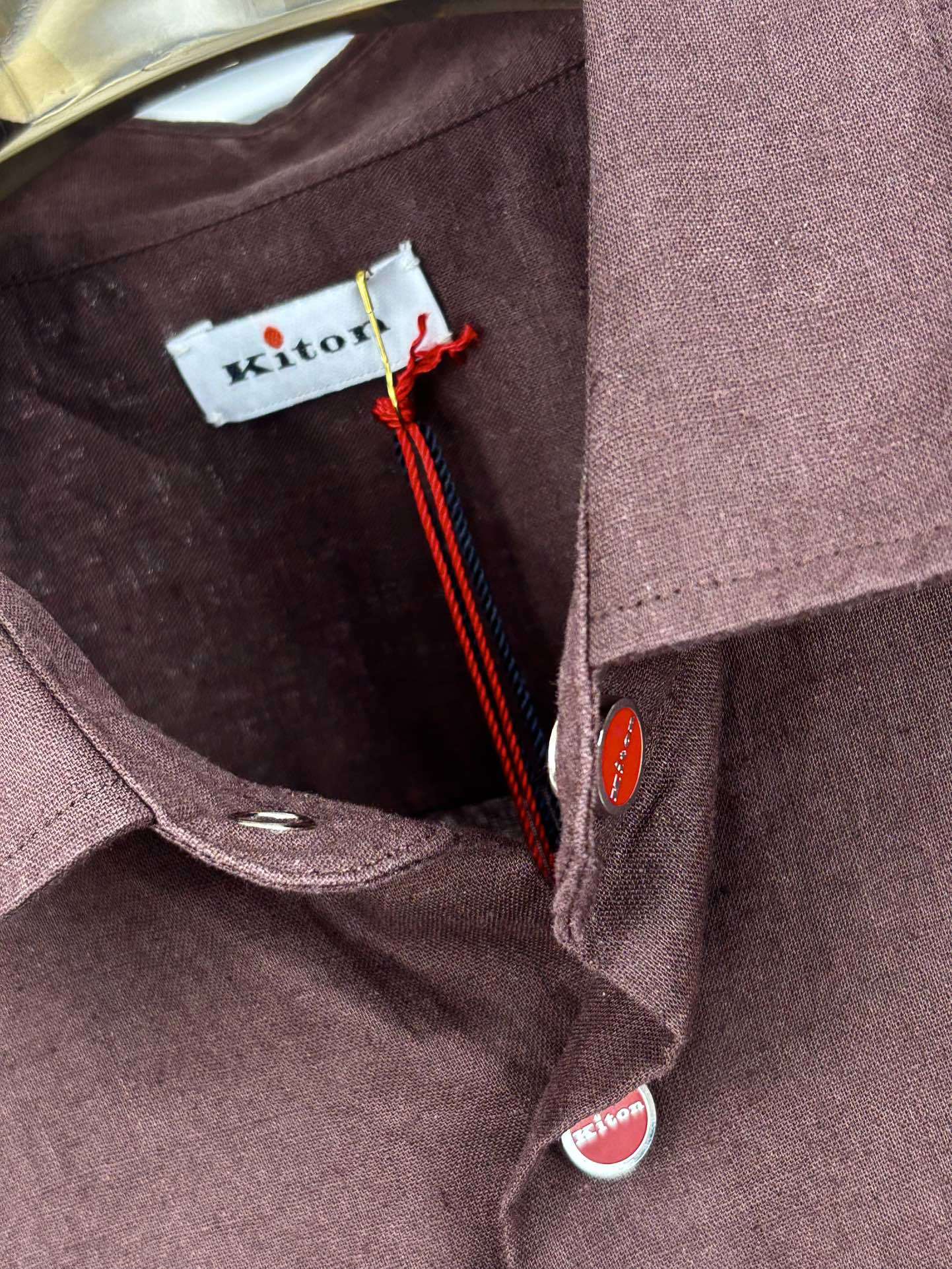 Kiton25春夏新款,爱上小红扣!甄选透气天然亚麻面料金典方尖领设计休闲长袖衬衫。解锁绅装新境界:亚麻