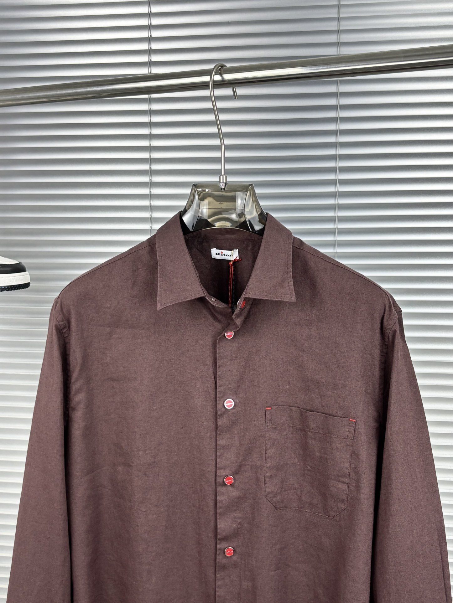 Kiton25春夏新款,爱上小红扣!甄选透气天然亚麻面料金典方尖领设计休闲长袖衬衫。解锁绅装新境界:亚麻