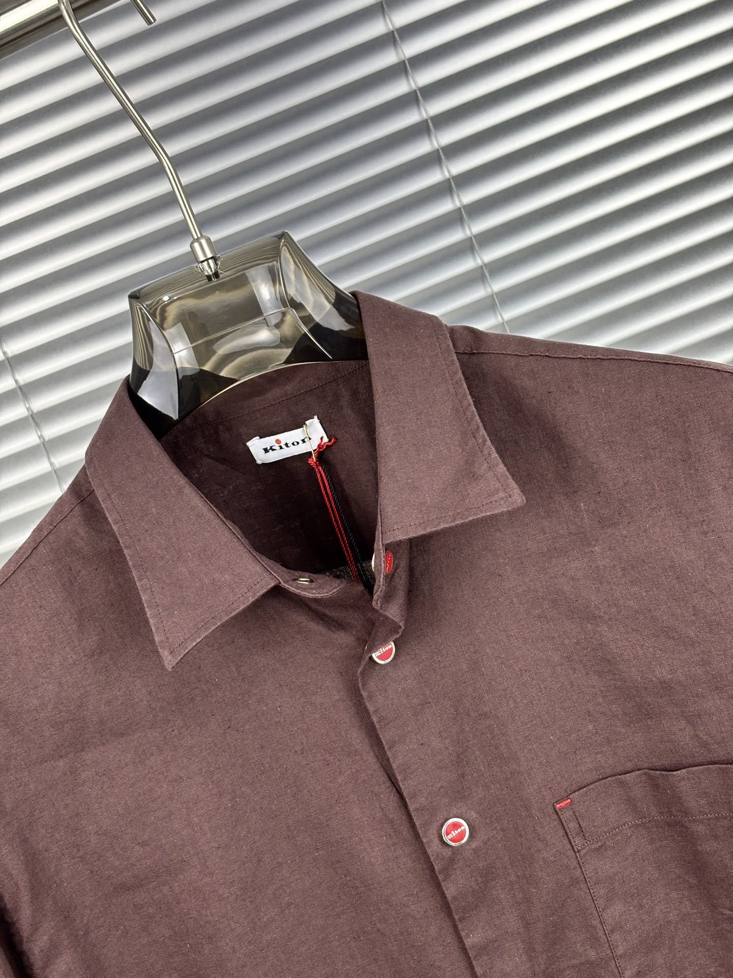 Kiton25春夏新款,爱上小红扣!甄选透气天然亚麻面料金典方尖领设计休闲长袖衬衫。解锁绅装新境界:亚麻