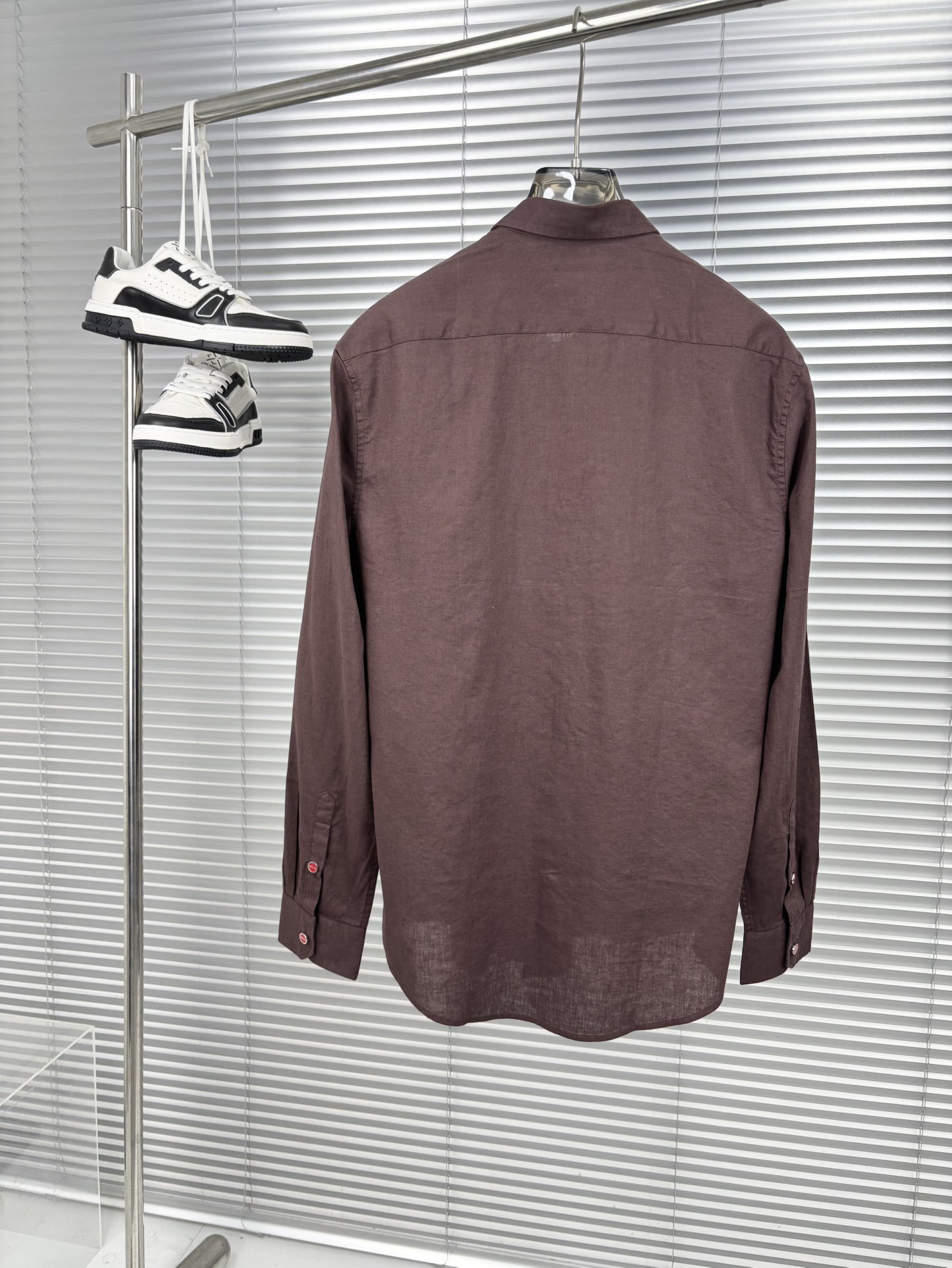 Kiton25春夏新款,爱上小红扣!甄选透气天然亚麻面料金典方尖领设计休闲长袖衬衫。解锁绅装新境界:亚麻