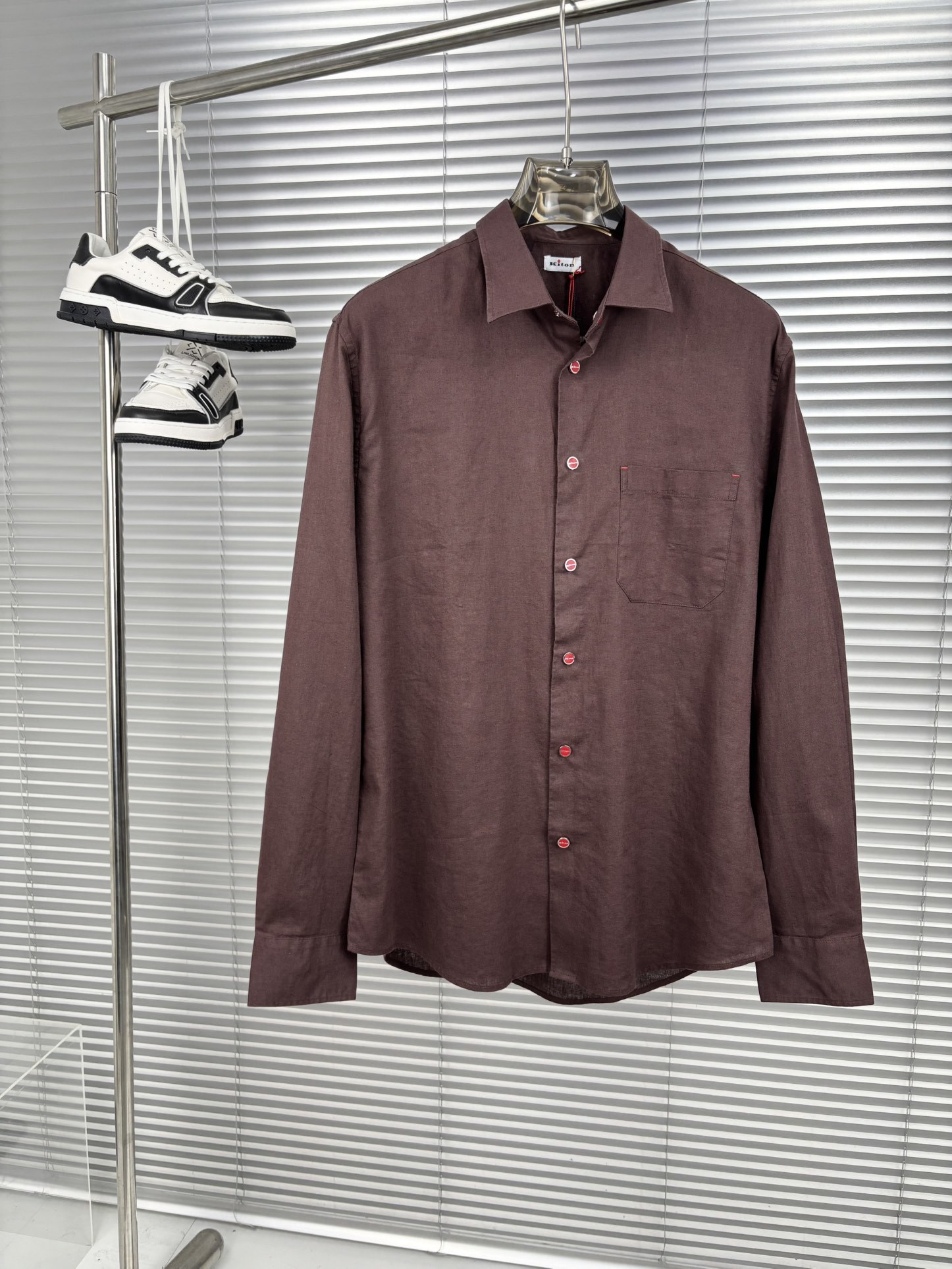 Kiton25春夏新款,爱上小红扣!甄选透气天然亚麻面料金典方尖领设计休闲长袖衬衫。解锁绅装新境界:亚麻
