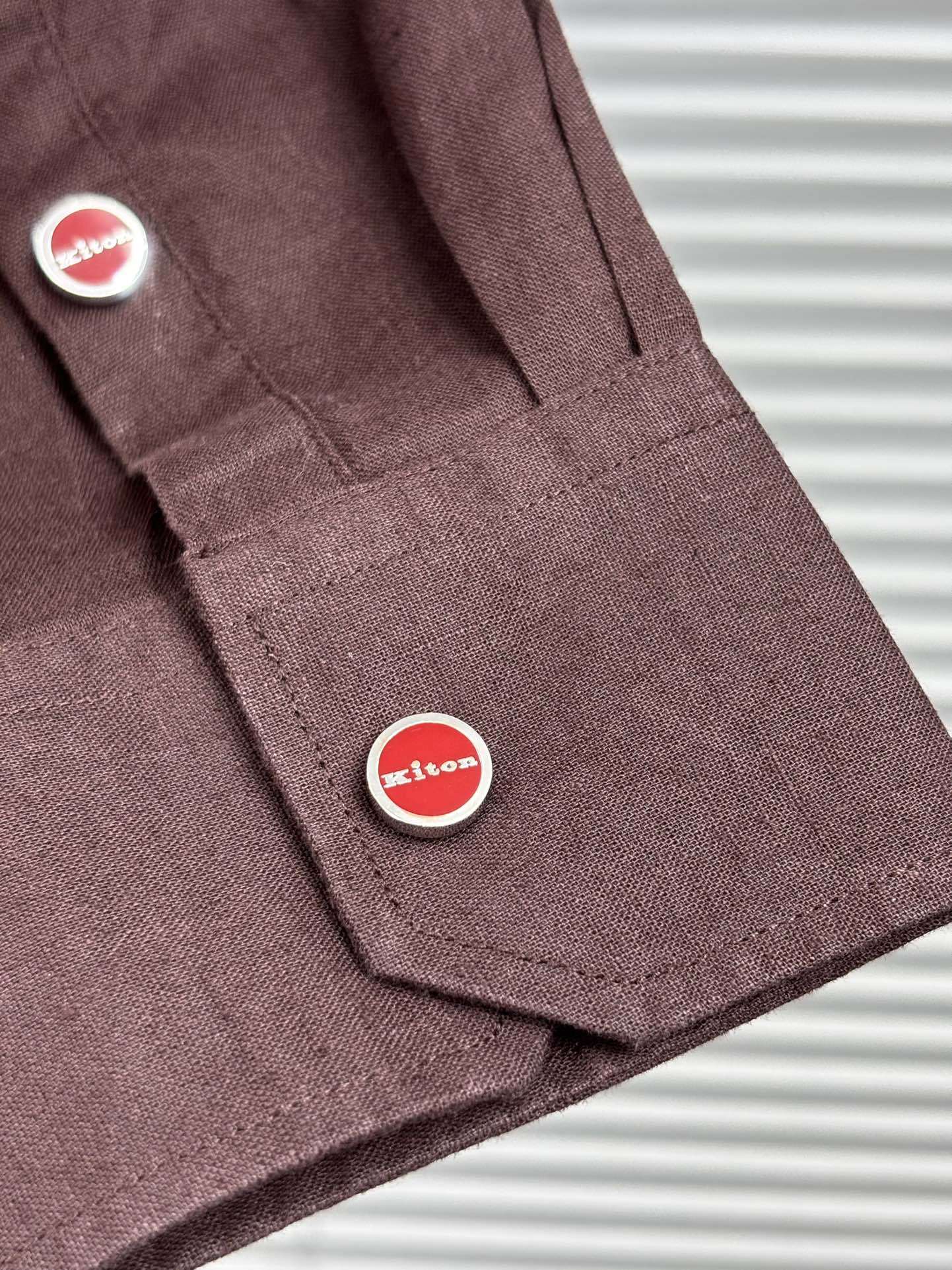Kiton25春夏新款,爱上小红扣!甄选透气天然亚麻面料金典方尖领设计休闲长袖衬衫。解锁绅装新境界:亚麻