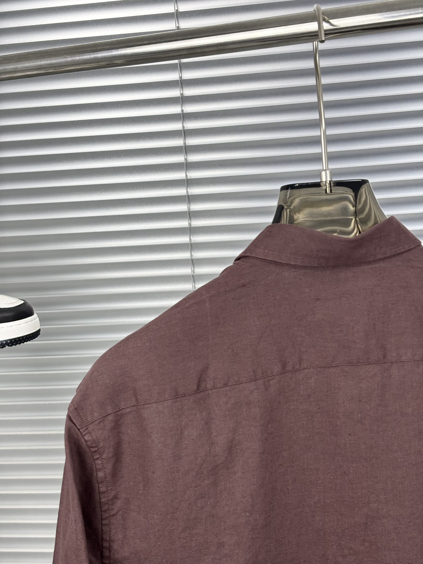 Kiton25春夏新款,爱上小红扣!甄选透气天然亚麻面料金典方尖领设计休闲长袖衬衫。解锁绅装新境界:亚麻