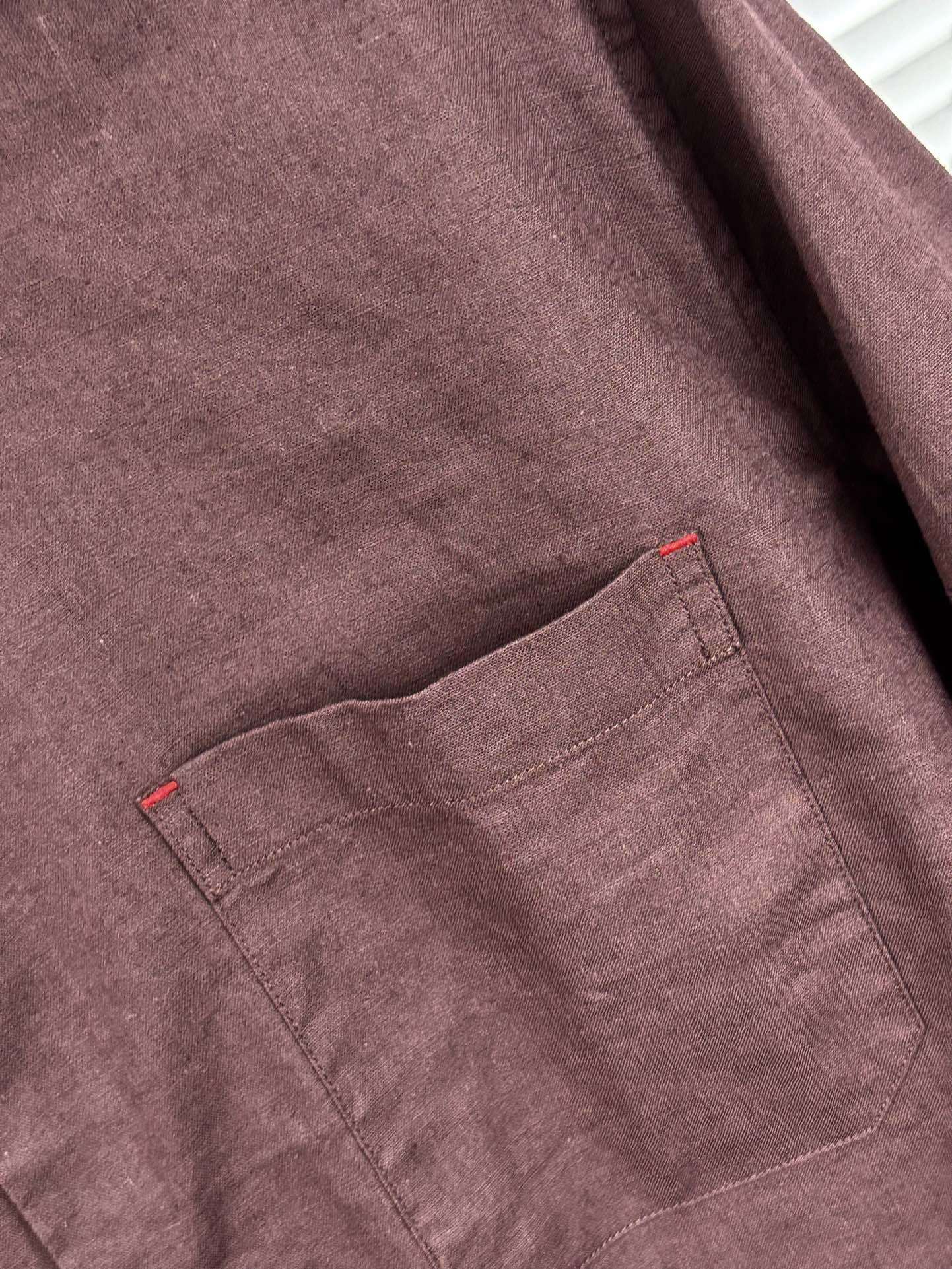 Kiton25春夏新款,爱上小红扣!甄选透气天然亚麻面料金典方尖领设计休闲长袖衬衫。解锁绅装新境界:亚麻