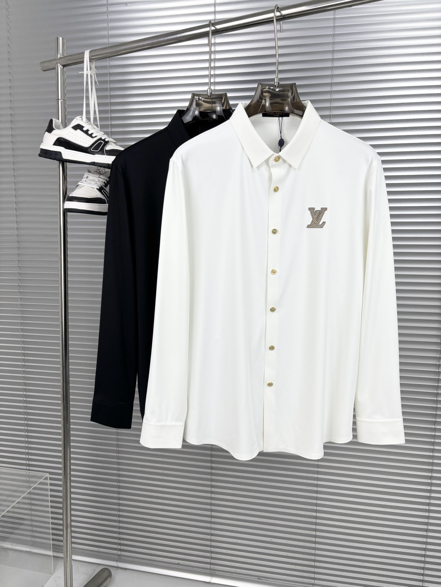 25S新款休闲长袖衬衫!!都市日常与商务出行穿着的长袖衬衫。款型简约利落，采用进口棉质面料，品质与舒适性