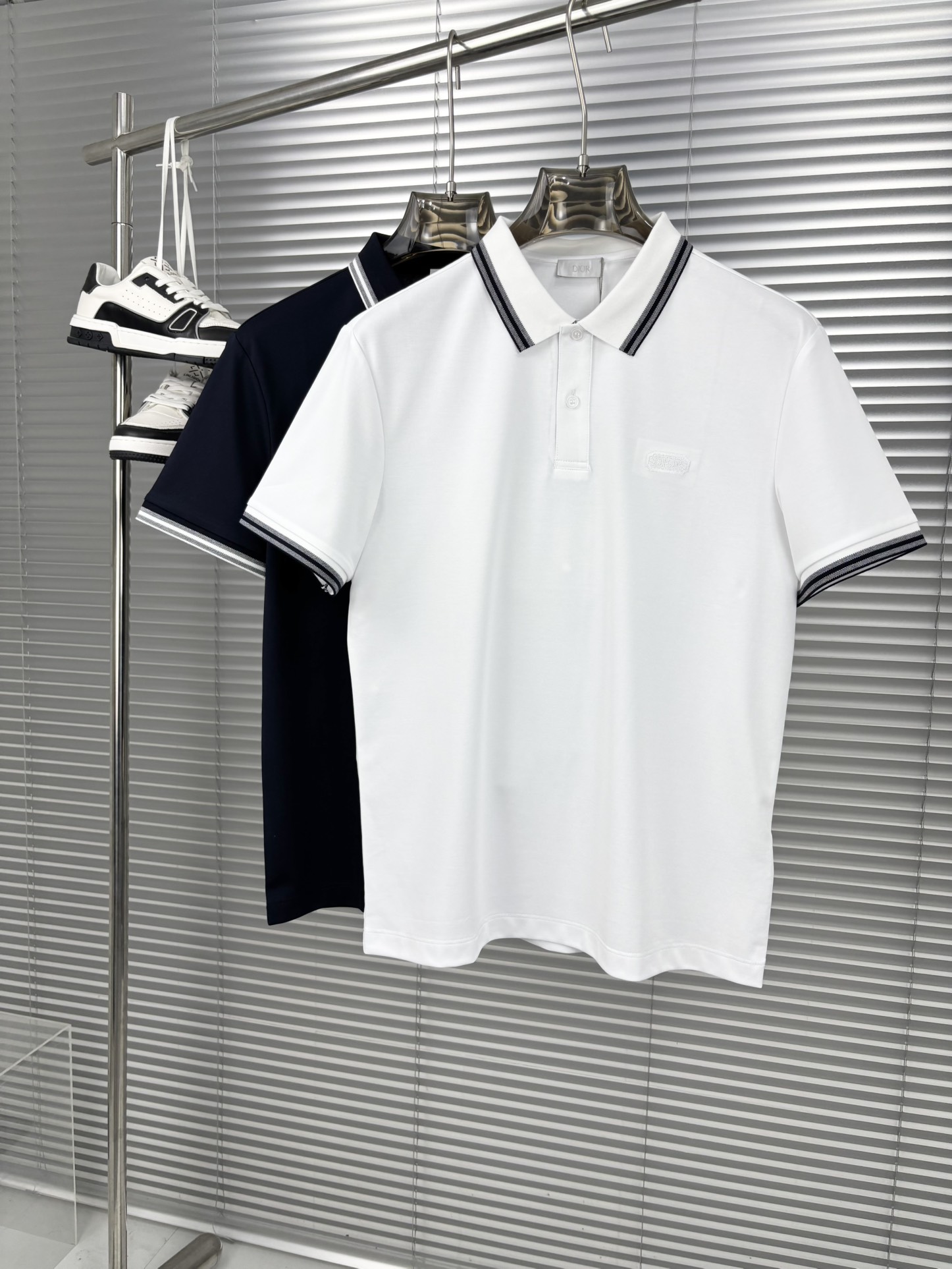 NO:154947,Seasonal new product lapel polo short-sleeved fashion item design, more fashionable and comfortable, high standard customization, very stylish upper body, luxury brand classic LOGO pattern customer-supplied auxiliary materials, customer-supplied imported comfortable breathable fabric with very delicate texture, exquisite details and exquisite craftsmanship, all accessories are provided by foreign merchants, a very high shaping item, can be matched with any fashion, the style is super good, a must-have item for trendy men!  Size: 48-56 020, T-shirt,alexander wang19860909季新品翻领polo短袖 时尚单品设计,更加时尚舒适,高标准定制,上身非常有型,奢华品牌经典LOGO图案 客供辅料,客供进口舒适透气面料质感非常细腻,细节工艺精湛考究,辅料皆为外商客供,塑造性极高的一款单品,任何时装都可以搭配,版型超级好 潮男必备单品！尺码:48-56 020,,T-shirt,alexander wang,Men's clothing