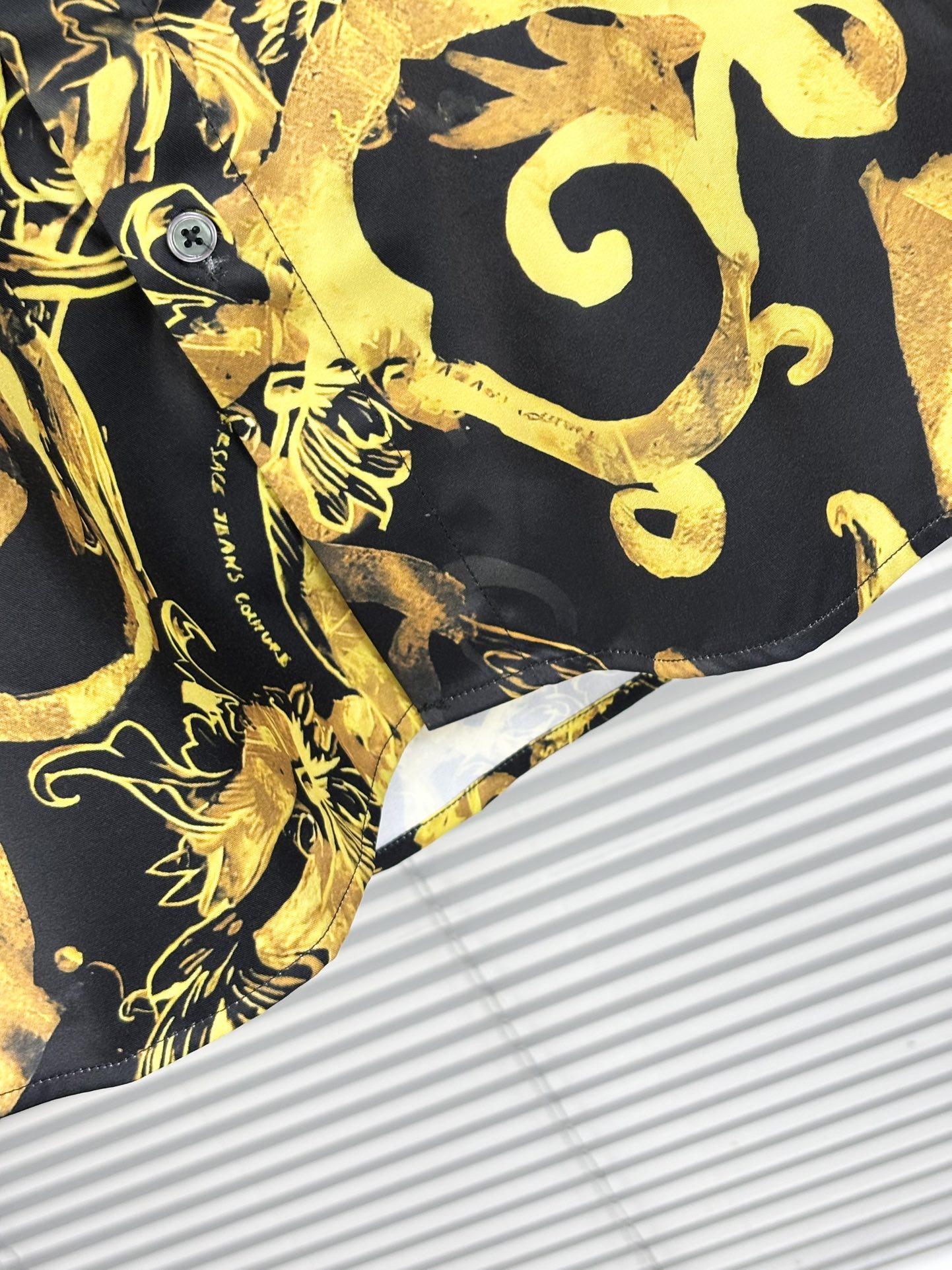 专柜最新春款男士必备款衬衫，100%天然棉，舒服透气，原单狠货，原版面料，柔软舒适，上身高端又奢华，足够
