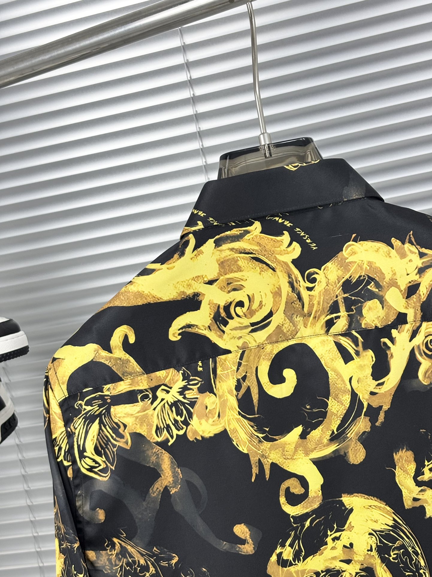 专柜最新春款男士必备款衬衫，100%天然棉，舒服透气，原单狠货，原版面料，柔软舒适，上身高端又奢华，足够