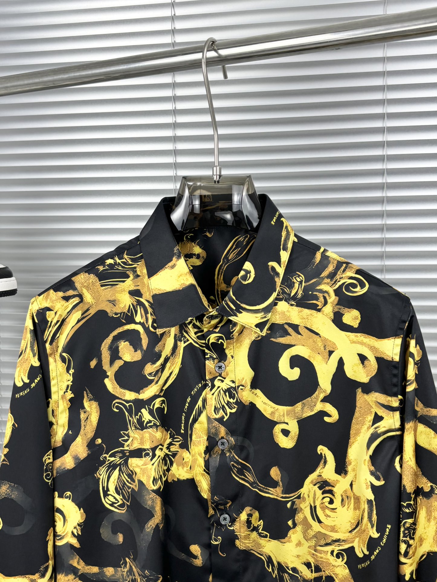 专柜最新春款男士必备款衬衫，100%天然棉，舒服透气，原单狠货，原版面料，柔软舒适，上身高端又奢华，足够