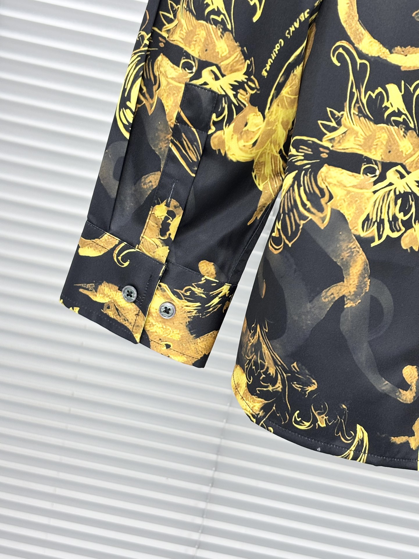 专柜最新春款男士必备款衬衫，100%天然棉，舒服透气，原单狠货，原版面料，柔软舒适，上身高端又奢华，足够