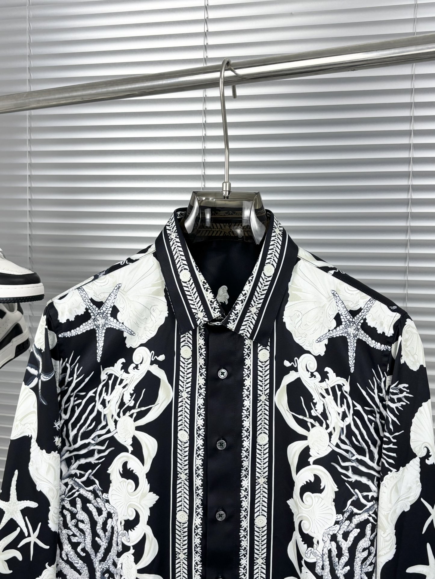 专柜最新春款男士必备款衬衫，100%天然棉，舒服透气，原单狠货，原版面料，柔软舒适，上身高端又奢华，足够