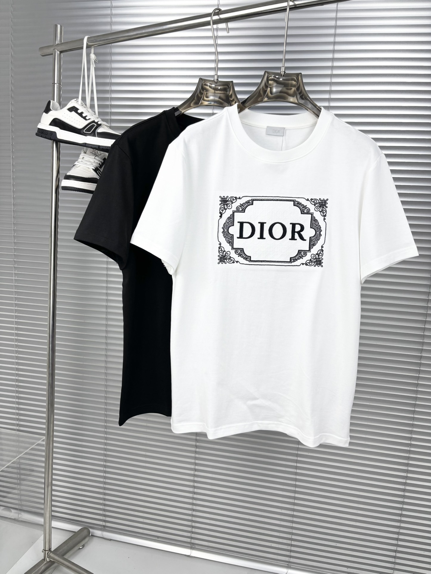 NO:445249,25ss Spring and Summer New Style First Counter Latest Short Sleeve Round Neck T-shirt High-end Customization Design Avant-garde and fashionable!  Brand logo heavy craft design High-end customized 240g fabric. Soft feel and comfortable to wear. Counter-level exquisite car line. Color black and white. S-2XL, T-shirt,tees, t-shirt,alexander wang1986090925ss春夏新款首发专柜最新款短袖圆领T恤 高端订制 设计前卫时尚！品牌logo重工艺设计 高端定制240克面料.手感柔软.穿着舒适.专柜级别精致车线.颜色黑色.白色.码数S-2XL,,T-shirt,tees，t-shirt,alexander wang,Men's clothing