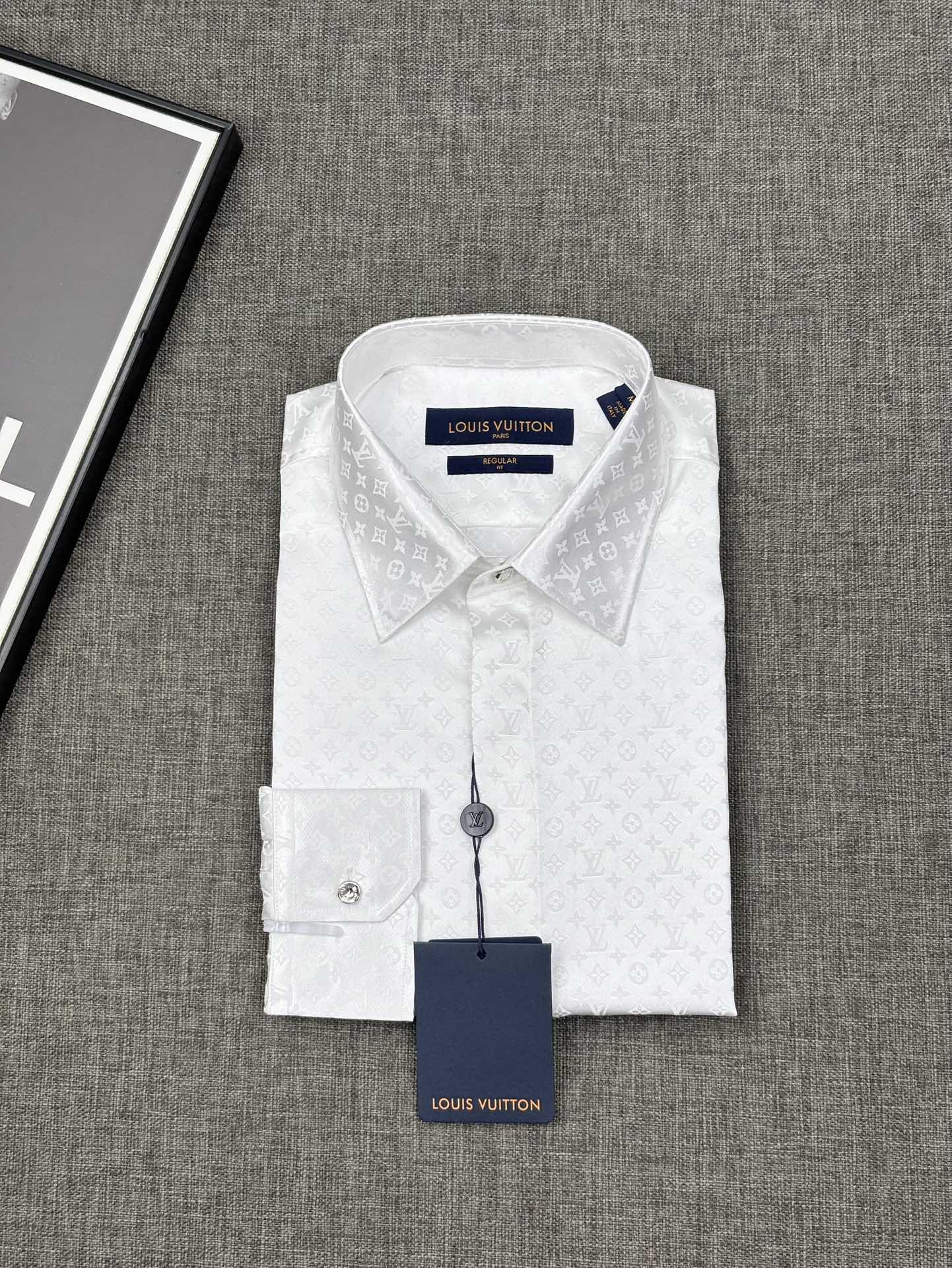 NO:597575,Louis Vuitton LV's original men's high-end shirts, imported products from trading companies, high-end shirts, jacquard fabrics, simple embroidery, basic items are the classic ace works of the Lu family. They have nothing to do with the season and style trend. They are a type that must be released every season. They abandon the concept of fashion design and present it in a streamlined yet fashionable style!  A shirt that is very in line with the aesthetic tone of the Lv brand. The embroidered essence logo is a unique and innovative interpretation. It is integrated and shows a fashionable proposition with a distinctive attitude. It is very label-like and perfectly flaunts the brand's identity!  Imported heavyweight fabrics are supplied to customers, and the jacquard craftsmanship has been treated with a no-iron process. The texture is quite high-quality and has excellent skin-friendliness. The fabric texture reveals a high-end and luxurious feel, and the tactile experience value is excellent!  The details are exquisite and exquisite, the appearance is first-class, impeccable, the high-grade mother-of-pearl buckles are selected, the wiring is perfectly matched, the color matching is basic and versatile, it can be used for commuting and casual, there is no age limit, and it is a fashionable item with high controllability!  SizeSMLXLXXL,,louis vuitton,louis vuitton,louis vuitton,louis vuitton,shirts,alexander wang19860909路易威登 LV原单男士高级衬衫,贸易公司洋行货,高端衬衫,提花面料,简单绣花,基础款单品属于驴家的经典王牌之作,无关季节和风格走向,属于每季节必出的类型,摒弃了时装概念设计,以精简而不失时髦的画风呈现！极符合驴牌美学基调的一款衬衫,绣花的精髓标识进行别具一格的创新演绎,、浑然一体,展现出极具鲜明态度的时髦主张,非常标签化,完美标榜了品牌的身份！客供进口重磅面料,提花工艺经过免烫工艺处理,质感颇为上乘,亲肤性绝佳,面料肌理透着高级和贵奢感,触感体验值绝佳！细节精致考究,品相一流,无可挑剔,甄选的高级母贝扣,走线严丝合缝,配色基础百搭,通勤亦休闲,无年龄层次限定,驾驭度极高的时髦单品！尺码SMLXLXXL,,louis vuitton,louis vuitton,louis vuitton,louis vuitton,shirts,alexander wang,Men's clothing