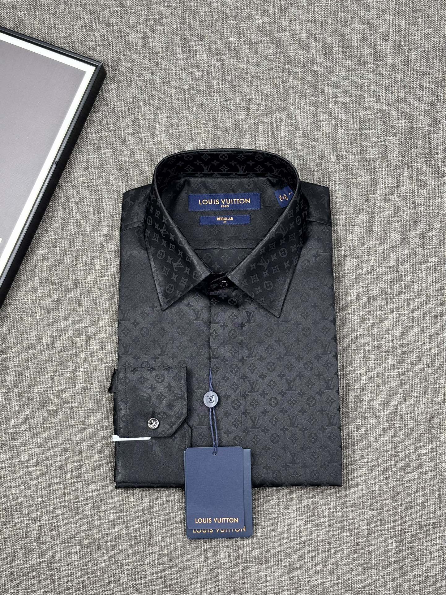NO:597592,.Louis Vuitton's original LV men's high-end long-sleeved shirt, imported from a trading company, high-end shirt, jacquard fabric, simple embroidery, basic item is the classic trump card of the Lu family, regardless of season and style trend, it is a type that must be released every season, abandoning fashion concept design, presented in a streamlined yet fashionable style!  A shirt that is very in line with the aesthetic tone of the Lv brand. The embroidered essence logo is a unique and innovative interpretation. It is integrated and shows a fashionable proposition with a distinctive attitude. It is very label-like and perfectly flaunts the brand's identity!  Imported heavyweight fabrics are supplied to customers, and the jacquard craftsmanship has been treated with a no-iron process. The texture is quite high-quality and has excellent skin-friendliness. The fabric texture reveals a high-end and luxurious feel, and the tactile experience value is excellent!  The details are exquisite and exquisite, the appearance is first-class, impeccable, the high-grade mother-of-pearl buckles are selected, the wiring is perfectly matched, the color matching is basic and versatile, it can be used for commuting and casual, there is no age limit, and it is a fashionable item with high controllability!  SizeSMLXLXXL,,louis vuitton,louis vuitton,louis vuitton,louis vuitton,shirts,alexander wang19860909.路易威登 LV原单男士高级长袖衬衫,贸易公司洋行货,高端衬衫,提花面料,简单绣花,基础款单品属于驴家的经典王牌之作,无关季节和风格走向,属于每季节必出的类型,摒弃了时装概念设计,以精简而不失时髦的画风呈现！极符合驴牌美学基调的一款衬衫,绣花的精髓标识进行别具一格的创新演绎,、浑然一体,展现出极具鲜明态度的时髦主张,非常标签化,完美标榜了品牌的身份！客供进口重磅面料,提花工艺经过免烫工艺处理,质感颇为上乘,亲肤性绝佳,面料肌理透着高级和贵奢感,触感体验值绝佳！细节精致考究,品相一流,无可挑剔,甄选的高级母贝扣,走线严丝合缝,配色基础百搭,通勤亦休闲,无年龄层次限定,驾驭度极高的时髦单品！尺码SMLXLXXL,,louis vuitton,louis vuitton,louis vuitton,louis vuitton,shirts,alexander wang,Men's clothing