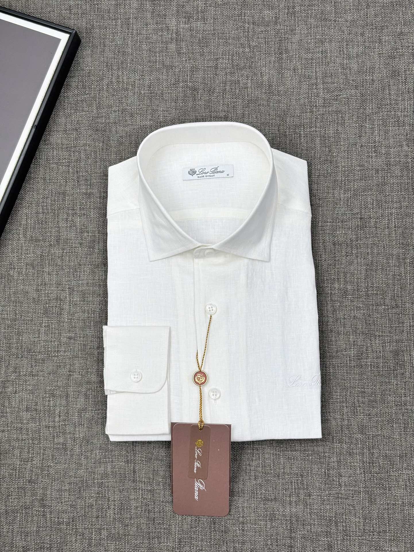 NO:597589,New,,LP is light and elegant, long-sleeved linen shirt - a long-sleeved shirt that is gentle in the spring and summer of 2025. The materials of the custom-made series, exquisite craftsmanship details and excellent wearing experience together constitute its unique texture charm. It is light, breathable, comfortable and comfortable, and is a rare fashion item in summer. It is widely popular for its comfort, breathability and durability, making it an ideal choice for summer.  Choose the top-grade yarn-dyed linen from China Ma Group, with simple yet elegant color matching. The unique fabric touch of linen 'has a certain concave and convex feel on the surface, which feels smooth rather than smooth, with a natural rough beauty.' This texture makes people feel the purity and authenticity of linen. It adopts a standard small Windsor collar design, which is both classic and easy to match. There are also labels on both sides of the shirt hem, which is more identifiable.  The details are decorated with pockets to increase the layering and design of the shirt. The overall fit is loose, giving the wearer more comfort and freedom. Choose a style with a calmer color and pair it with suit trousers or casual trousers to show a professional yet stylish image. Size SMLXLXXL,,loro piana,shirts,business suit,alexander wang19860909New,,LP轻盈雅致,长袖亚麻衬衫——25年春夏日里的温柔守候长袖衬衫,臻品定制系列的材质、精湛的工艺细节和卓越的穿着体验,共同构成了其独特的质感魅力.它轻盈透气、舒适自在,是夏日里不可多得的时尚单品..它以其舒适、透气和耐用性而受到广泛欢迎,是夏季的理想选择.中麻集团顶级的色织亚麻,颜色搭配简约而不失雅致.亚麻特有的面料触感“表面有一定的凹凸感,摸起来爽滑而非顺滑,带有一种自然的粗糙美感”,这种质感让人感受到亚麻的纯粹与真实.采用了标准的小温莎领设计,这种设计既经典又易于搭配.衬衫下摆双侧还设有标签,更具识别度. 细节装饰带有口袋以此增加衬衫的层次感和设计感,整体版型偏向宽松,给予穿着者更多的舒适度和自由度. 选择颜色较为沉稳的款式,搭配西装裤或休闲西裤都能展现出专业而又不失格调的形象. 码数SMLXLXXL,,loro piana,shirts,business suit,alexander wang,Men's clothing