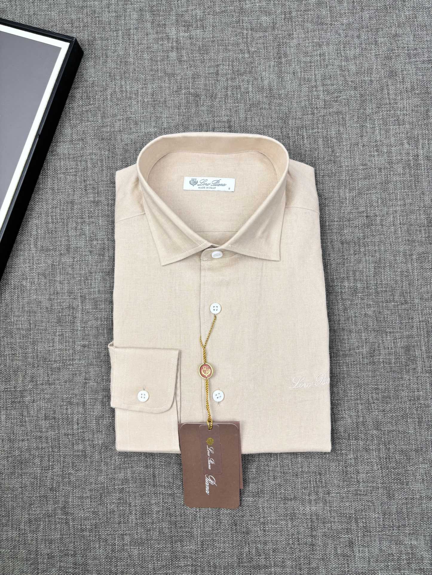 NO:597591,Long-sleeved, LP is light and elegant, long-sleeved linen shirt - the gentle waiting short-sleeved shirt in the spring and summer of 2025. The materials of the custom-made series, exquisite craftsmanship details and excellent wearing experience together constitute its unique texture charm. It is light, breathable, comfortable and comfortable, and is a rare fashion item in summer. It is widely popular for its comfort, breathability and durability, and is an ideal choice for summer.  China Linen Group's top-grade yarn-dyed linen has simple yet elegant color combinations. The unique fabric touch of linen 'has a certain concave and convex feel on the surface, which feels smooth rather than smooth, with a natural rough beauty.' This texture makes people feel the purity and authenticity of linen. It adopts a standard small Windsor collar design, which is both classic and easy to match. There are also labels on both sides of the shirt hem, which is more identifiable.  The details are decorated with pockets to increase the layering and design of the shirt. The overall fit is loose, giving the wearer more comfort and freedom. Choose a style with a calmer color and match it with suit pants or casual suit pants to show a professional yet stylish image. Size SMLXLXXL,,loro piana,shirts,T-shirt,business suit,alexander wang19860909长袖,LP轻盈雅致,长袖亚麻衬衫——25年春夏日里的温柔守候短袖衬衫,臻品定制系列的材质、精湛的工艺细节和卓越的穿着体验,共同构成了其独特的质感魅力.它轻盈透气、舒适自在,是夏日里不可多得的时尚单品..它以其舒适、透气和耐用性而受到广泛欢迎,是夏季的理想选择.中麻集团顶级的色织亚麻,颜色搭配简约而不失雅致.亚麻特有的面料触感“表面有一定的凹凸感,摸起来爽滑而非顺滑,带有一种自然的粗糙美感”,这种质感让人感受到亚麻的纯粹与真实.采用了标准的小温莎领设计,这种设计既经典又易于搭配.衬衫下摆双侧还设有标签,更具识别度. 细节装饰带有口袋以此增加衬衫的层次感和设计感,整体版型偏向宽松,给予穿着者更多的舒适度和自由度. 选择颜色较为沉稳的款式,搭配西装裤或休闲西裤都能展现出专业而又不失格调的形象. 码数SMLXLXXL,,loro piana,shirts,T-shirt,business suit,alexander wang,Men's clothing