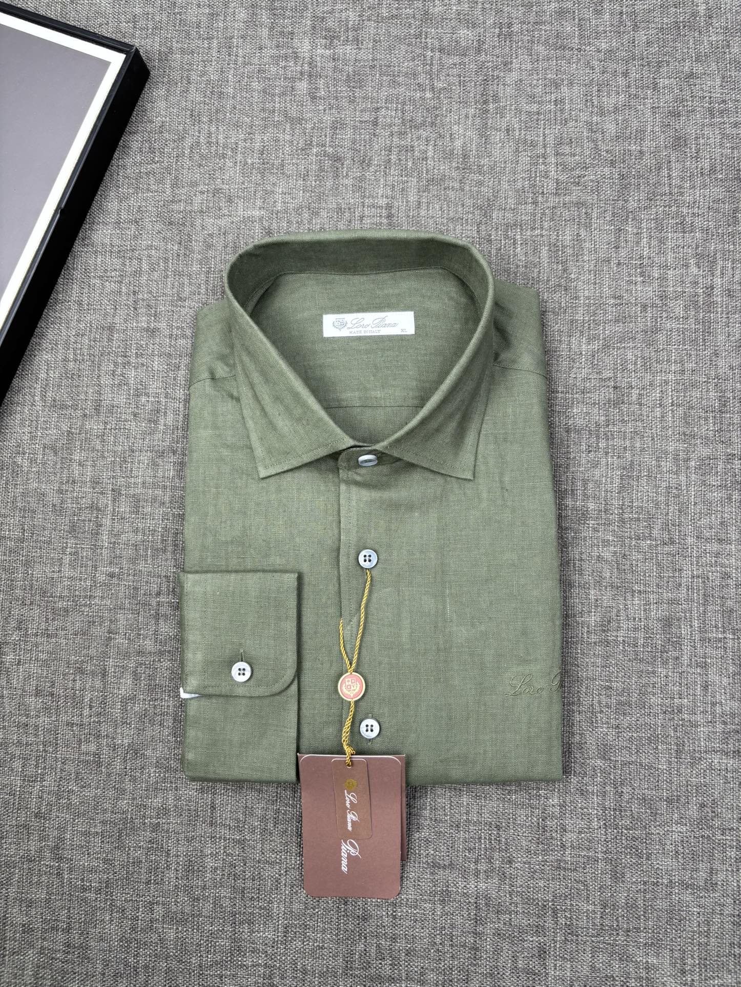 NO:597587,New, LP is light and elegant, long-sleeved shirt - the gentle waiting short-sleeved shirt in the spring and summer of 2025. The materials of the custom-made series, exquisite craftsmanship details and excellent wearing experience together constitute its unique texture charm. It is light, breathable, comfortable and comfortable, and is a rare fashion item in summer. It is widely welcomed for its comfort, breathability and durability, and is an ideal choice for summer.  China Linen Group's top-grade yarn-dyed linen has simple yet elegant color combinations. The unique fabric touch of linen 'has a certain concave and convex feel on the surface, which feels smooth rather than smooth, with a natural rough beauty.' This texture makes people feel the purity and authenticity of linen. It adopts a standard small Windsor collar design, which is both classic and easy to match. There are also labels on both sides of the shirt hem, which is more identifiable.  The details are decorated with pockets to increase the layering and design of the shirt. The overall fit is loose, giving the wearer more comfort and freedom. Choose a style with a calmer color and match it with suit pants or casual suit pants to show a professional yet stylish image. Size SMLXLXXL,,loro piana,shirts,T-shirt,business suit,alexander wang19860909New,LP轻盈雅致,长袖衬衫——25年春夏日里的温柔守候短袖衬衫,臻品定制系列的材质、精湛的工艺细节和卓越的穿着体验,共同构成了其独特的质感魅力.它轻盈透气、舒适自在,是夏日里不可多得的时尚单品..它以其舒适、透气和耐用性而受到广泛欢迎,是夏季的理想选择.中麻集团顶级的色织亚麻,颜色搭配简约而不失雅致.亚麻特有的面料触感“表面有一定的凹凸感,摸起来爽滑而非顺滑,带有一种自然的粗糙美感”,这种质感让人感受到亚麻的纯粹与真实.采用了标准的小温莎领设计,这种设计既经典又易于搭配.衬衫下摆双侧还设有标签,更具识别度. 细节装饰带有口袋以此增加衬衫的层次感和设计感,整体版型偏向宽松,给予穿着者更多的舒适度和自由度. 选择颜色较为沉稳的款式,搭配西装裤或休闲西裤都能展现出专业而又不失格调的形象. 码数SMLXLXXL,,loro piana,shirts,T-shirt,business suit,alexander wang,Men's clothing