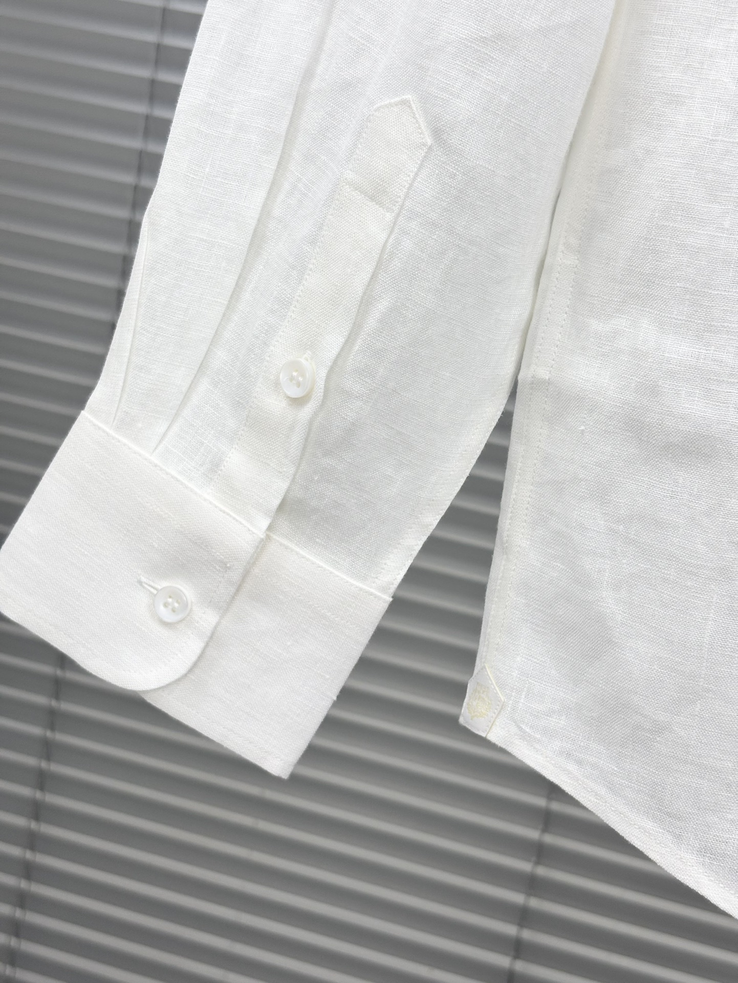 史诗级别的亚麻衬衫，lP🆕独家巨献，胸前刺绣logo多色入荷。原汁原味100%亚麻面料衬衫，麻料以其独特