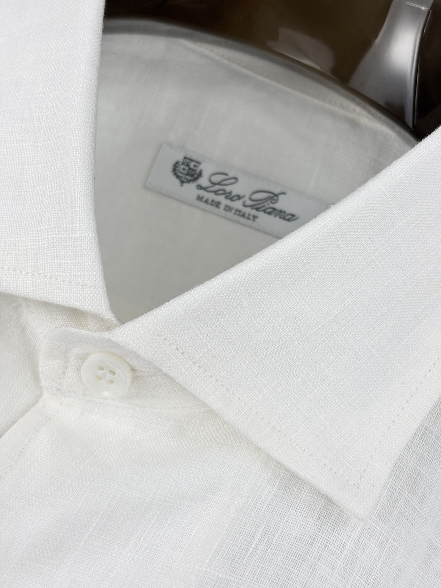 史诗级别的亚麻衬衫，lP🆕独家巨献，胸前刺绣logo多色入荷。原汁原味100%亚麻面料衬衫，麻料以其独特