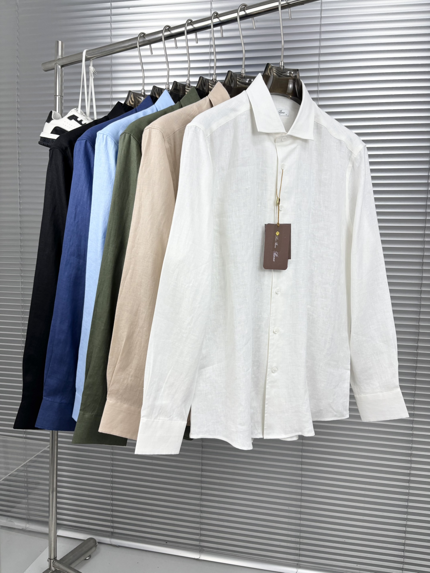 NO:515074,Epic-level linen shirts, exclusive LP, and a multi-color embroidered logo on the chest. The original linen fabric shirts and linen have become one of the indispensable fashion items in this spring and summer with their unique fabric characteristics and casual and natural style. Classic casual style shirts, simple, clean, classic and fashionable style design, are versatile styles that can be switched at will. Trendy men create the most fashionable dressing style on the streets on a daily basis!  This shirt is made of customer-supplied all-linen fabric material. The fabric is very moisture-absorbing and breathable, and is comfortable to wear with skin, and does not feel stuffy at all. You can wear it alone or as a coat for outfit. The loose fitting is cut, and the upper body of the ready-to-wear is simple, fashionable and elegant. Special attention is required for cleaning and maintenance of the linen shirt, avoiding the use of too strong detergent or bleach to avoid damaging the fabric. SMLXLXXL 020,,loro piano,jackets & coats,shirts,alexander wang19860909史诗级别的亚麻衬衫,LP独家巨献,胸前刺绣logo多色入荷.原汁原味亚麻面料衬衫,麻料以其独特的面料特点和休闲自然的风格,成为这个春夏季节不可或缺的时尚单品之一,经典休闲风格衬衫,简洁干净、经典时髦的版型设计,属于可随意切换风格的百搭款式,潮男日常街头打造最潮的穿衣风格！ 此款衬衫选用了客供定织全亚麻面料材质制作而成,面料极具吸湿透气性,贴身着穿亲肤舒适,丝毫不会有闷热感,即可单穿内搭、也可用来作为外套着穿搭配,宽松的版型裁剪,成衣上身简约时髦又不失优雅感. 麻料衬衫的清洗和保养需要特别注意,避免使用过于强烈的洗涤剂或漂白剂,以免损坏面料. 码数SMLXLXXL 020,,loro piana,jackets & coats,shirts,alexander wang,Men's clothing