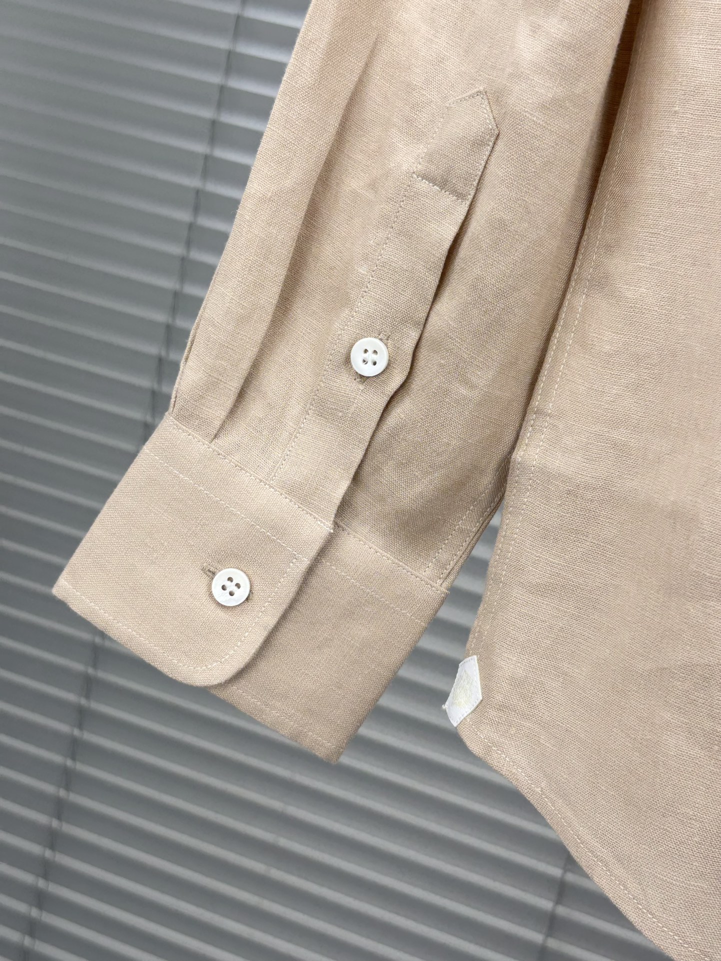 史诗级别的亚麻衬衫，lP🆕独家巨献，胸前刺绣logo多色入荷。原汁原味100%亚麻面料衬衫，麻料以其独特