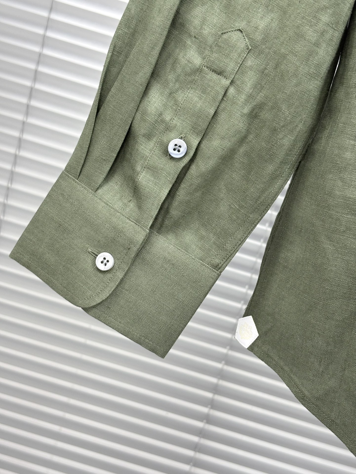 史诗级别的亚麻衬衫，lP🆕独家巨献，胸前刺绣logo多色入荷。原汁原味100%亚麻面料衬衫，麻料以其独特