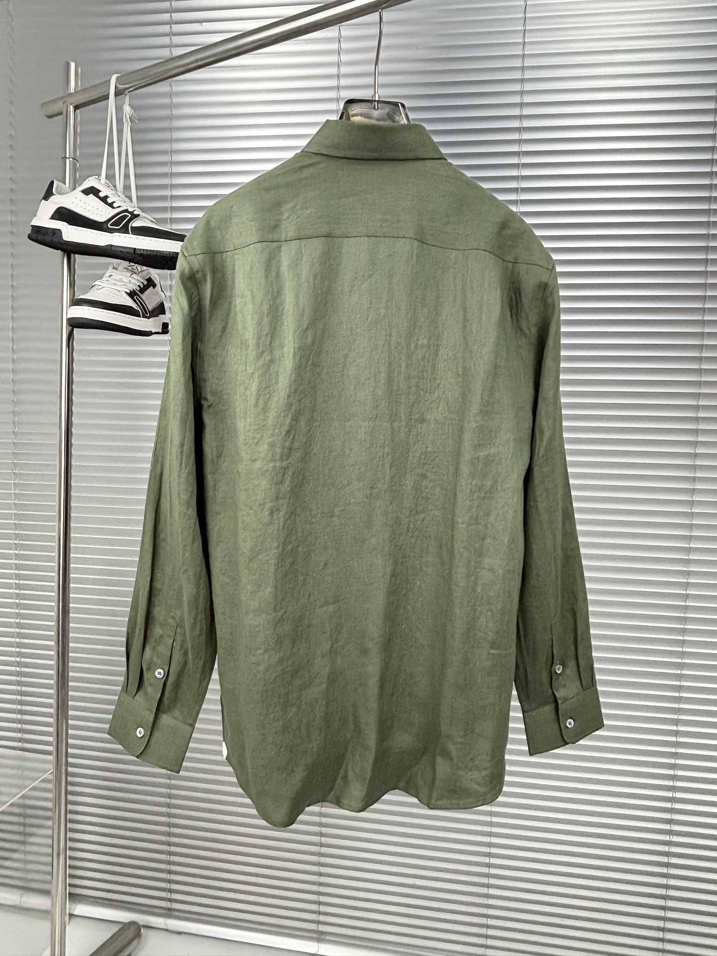 史诗级别的亚麻衬衫，lP🆕独家巨献，胸前刺绣logo多色入荷。原汁原味100%亚麻面料衬衫，麻料以其独特