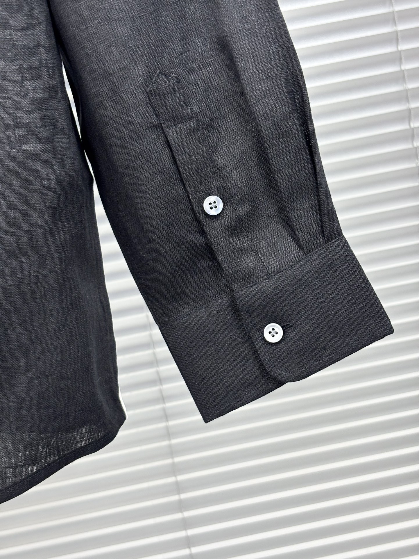 史诗级别的亚麻衬衫，lP🆕独家巨献，胸前刺绣logo多色入荷。原汁原味100%亚麻面料衬衫，麻料以其独特