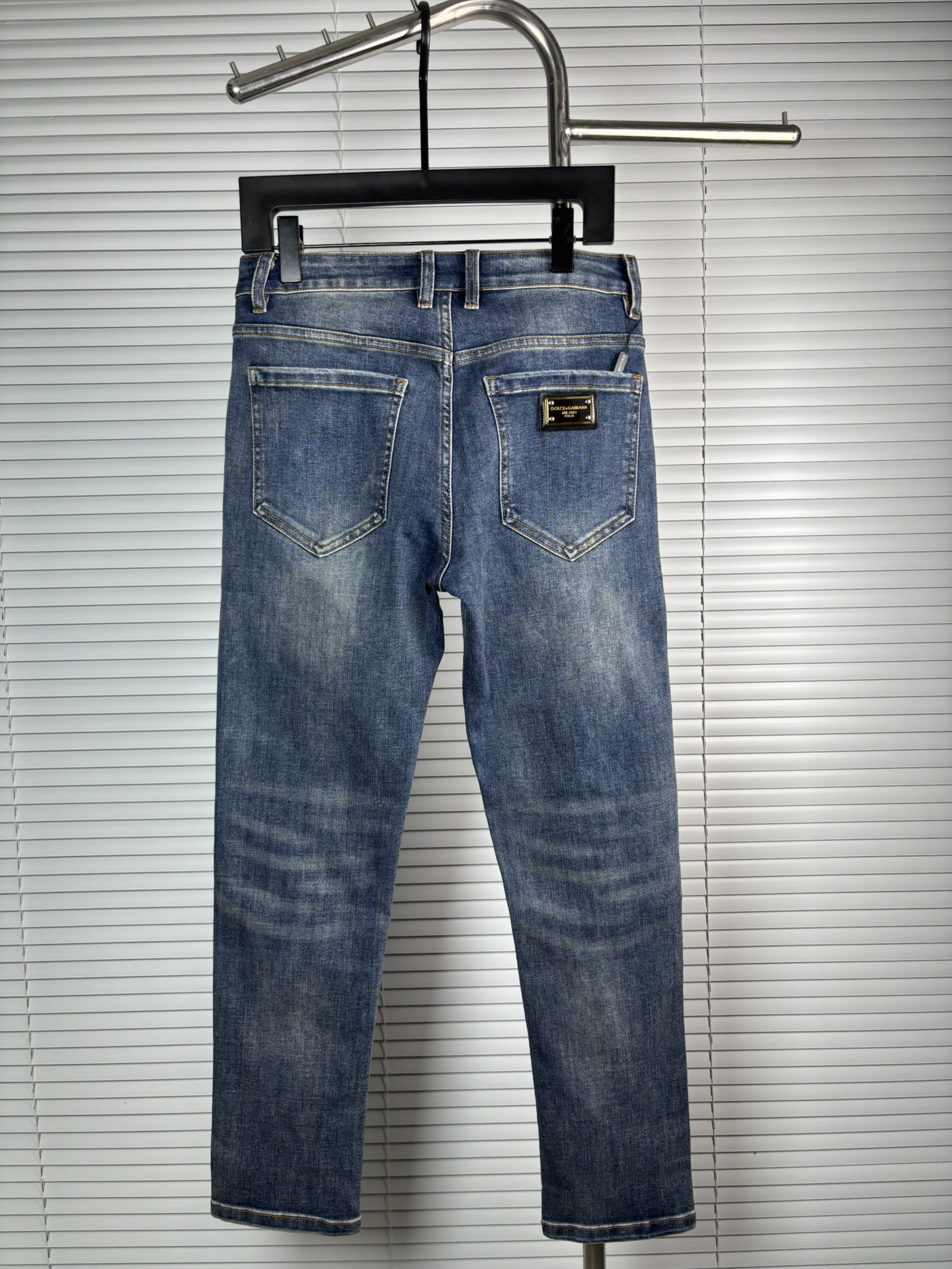 超级有范儿的一款牛仔裤，定制原版水洗牛仔面料，独特设计，顶级刺绣工艺字母图案logo，原版五金辅料装饰，