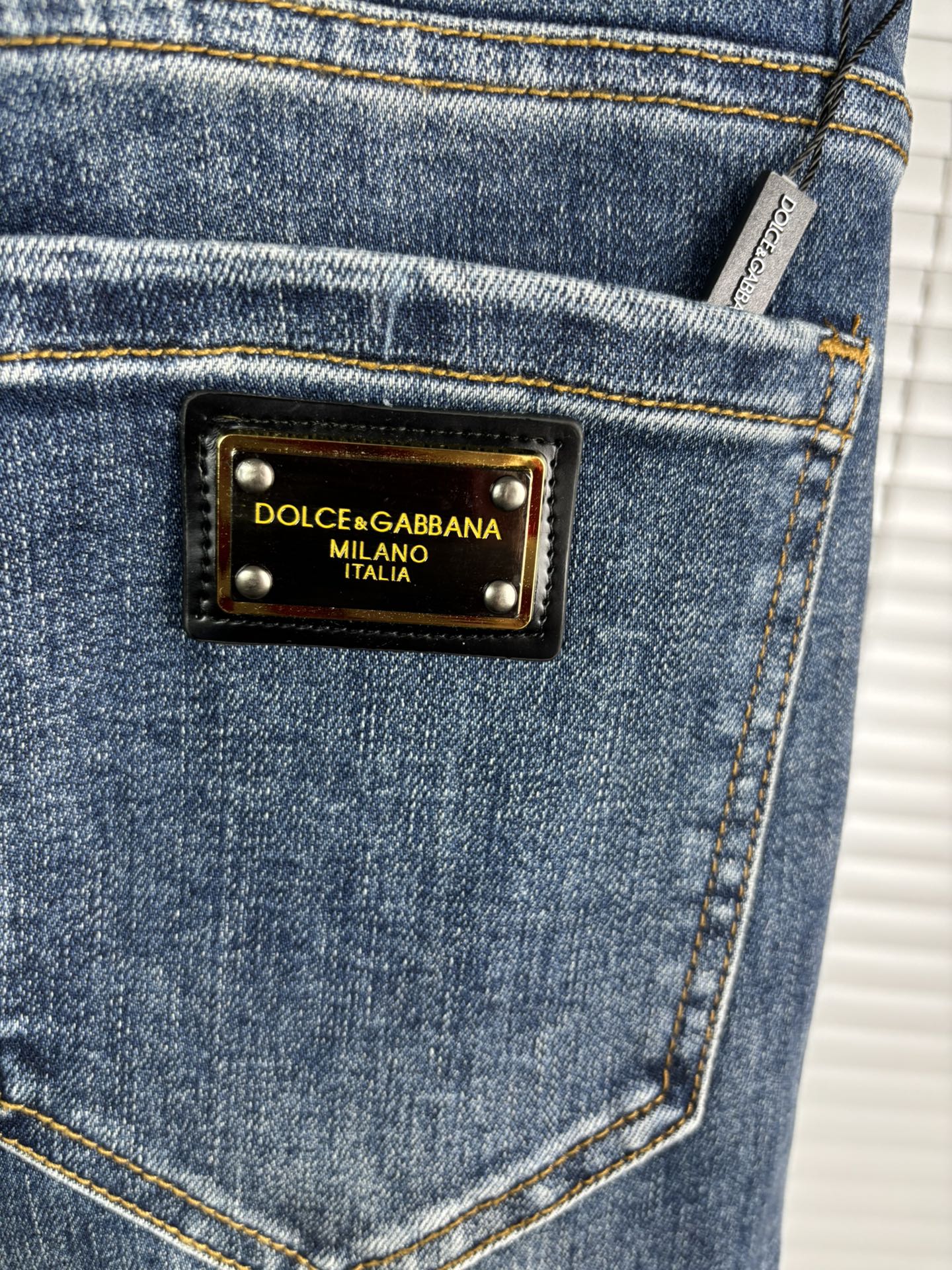 超级有范儿的一款牛仔裤，定制原版水洗牛仔面料，独特设计，顶级刺绣工艺字母图案logo，原版五金辅料装饰，