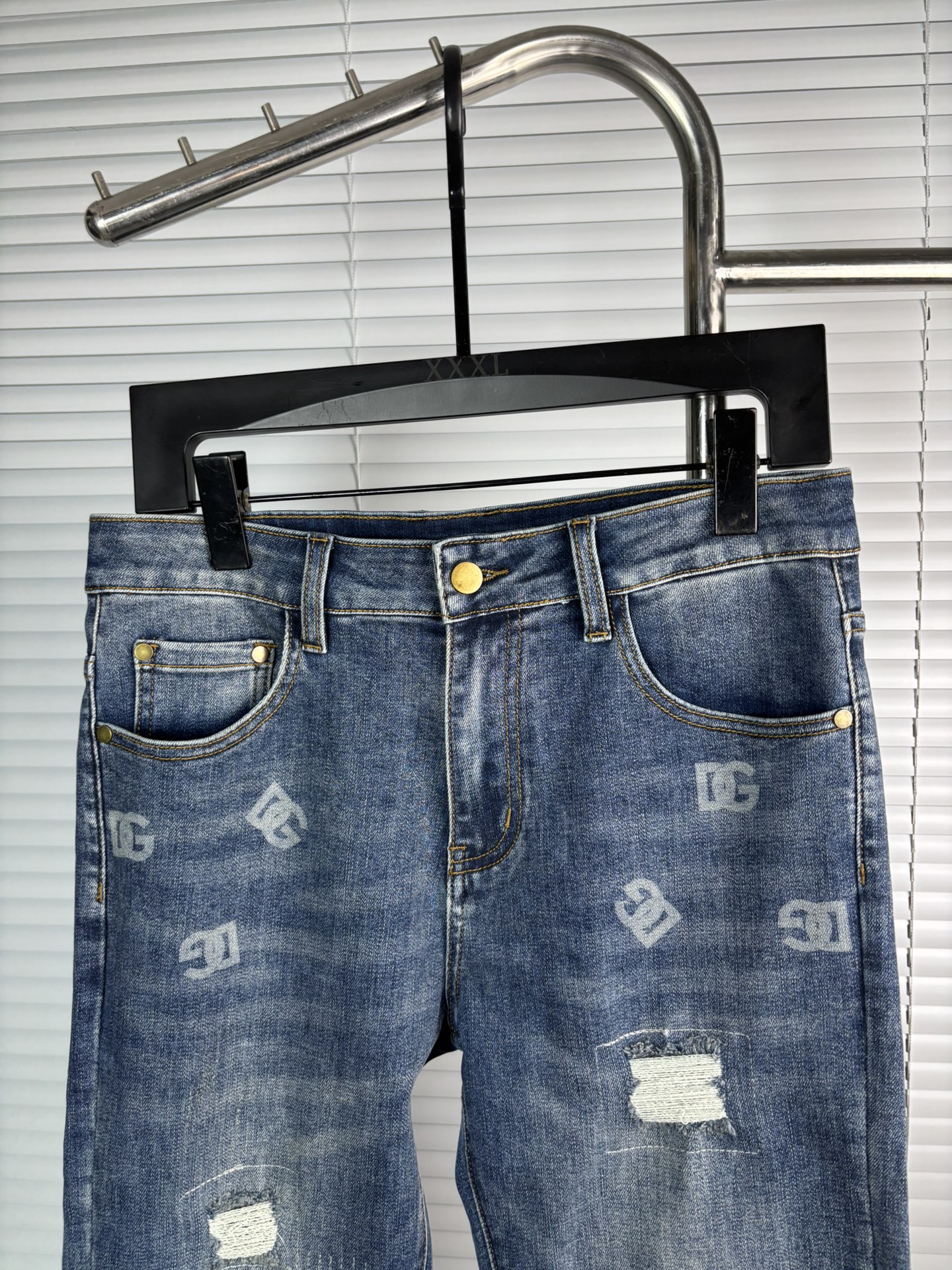 超级有范儿的一款牛仔裤，定制原版水洗牛仔面料，独特设计，顶级刺绣工艺字母图案logo，原版五金辅料装饰，