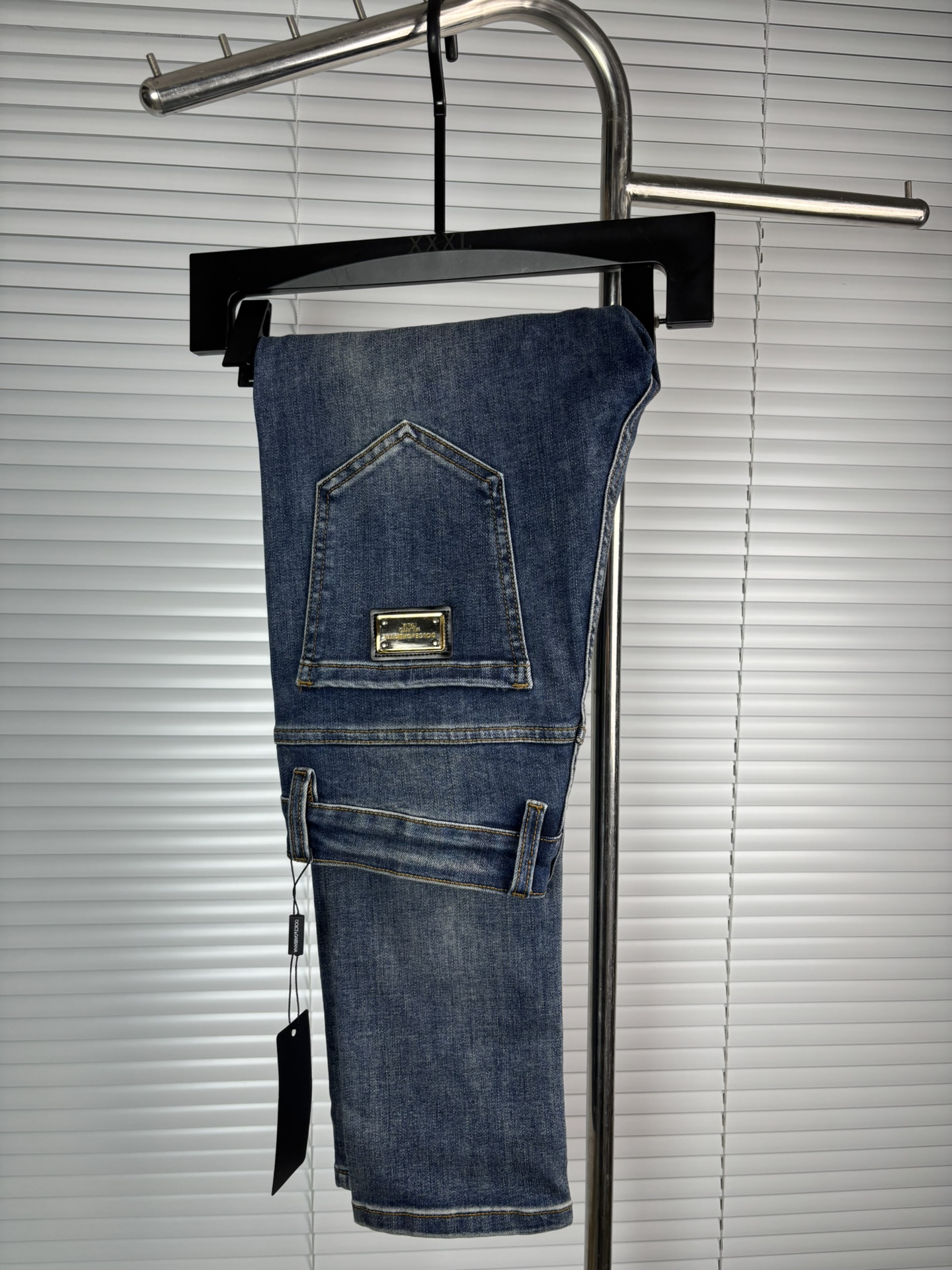 超级有范儿的一款牛仔裤，定制原版水洗牛仔面料，独特设计，顶级刺绣工艺字母图案logo，原版五金辅料装饰，
