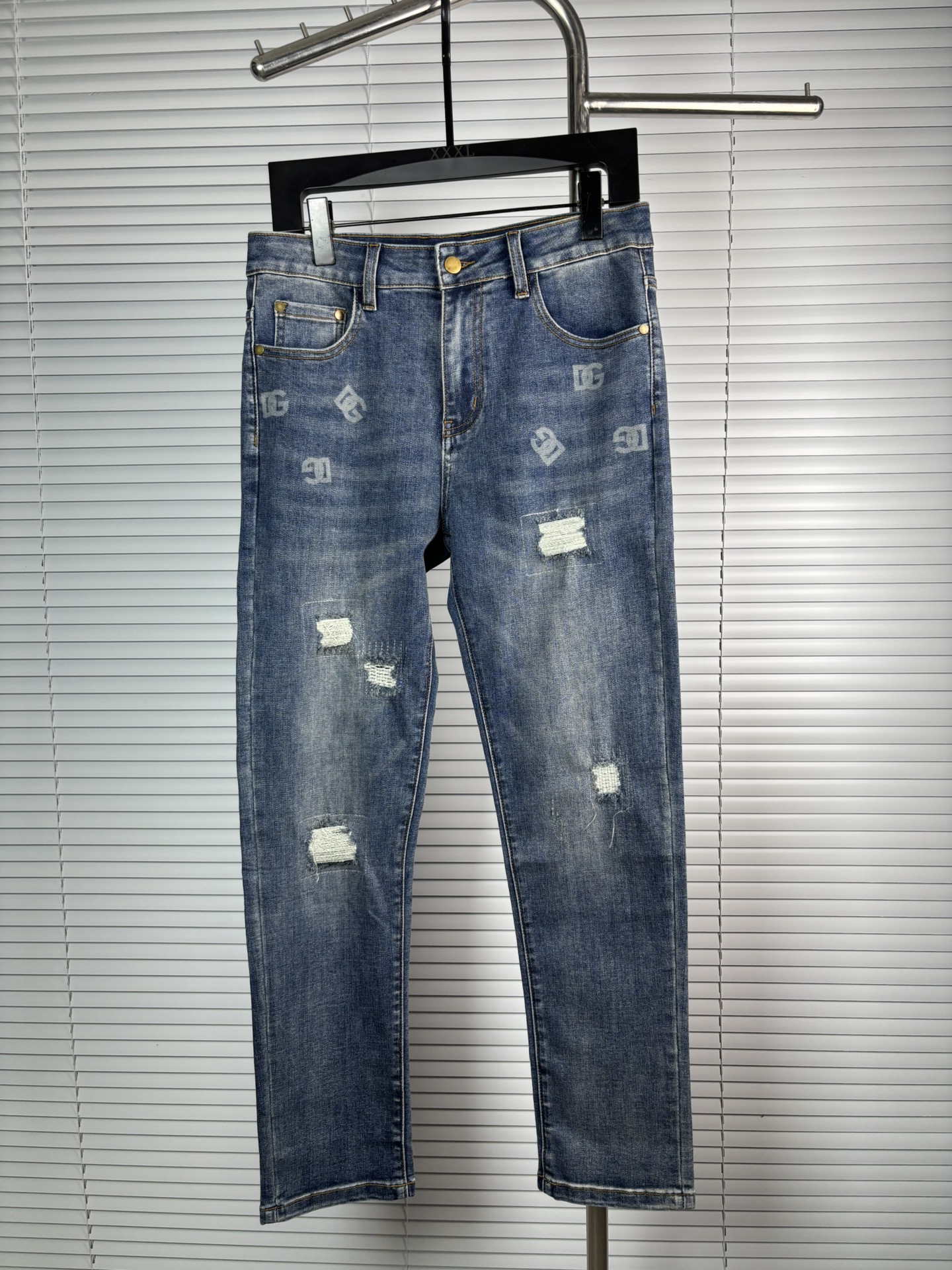 超级有范儿的一款牛仔裤，定制原版水洗牛仔面料，独特设计，顶级刺绣工艺字母图案logo，原版五金辅料装饰，