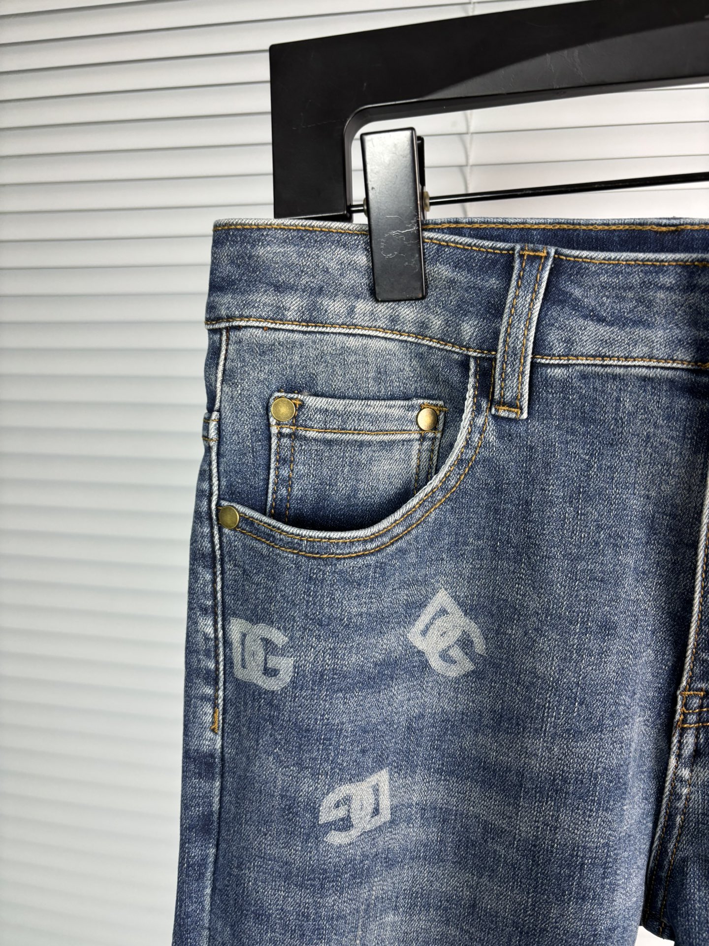 超级有范儿的一款牛仔裤，定制原版水洗牛仔面料，独特设计，顶级刺绣工艺字母图案logo，原版五金辅料装饰，