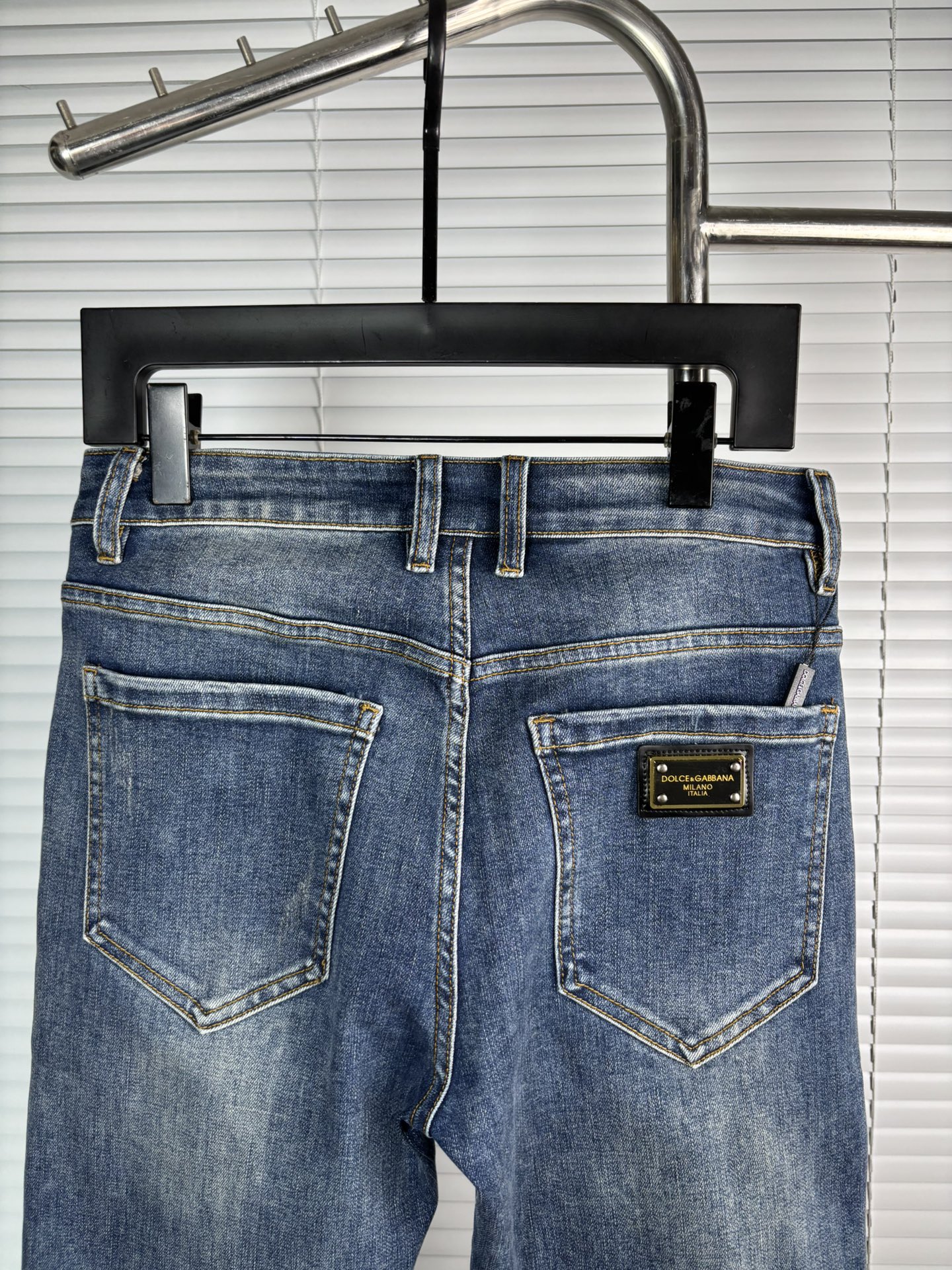 超级有范儿的一款牛仔裤，定制原版水洗牛仔面料，独特设计，顶级刺绣工艺字母图案logo，原版五金辅料装饰，