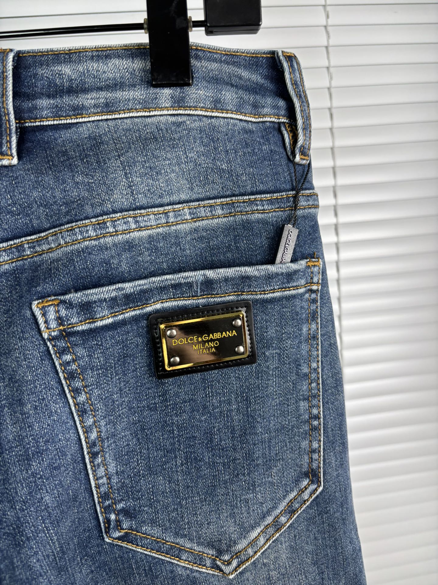 超级有范儿的一款牛仔裤，定制原版水洗牛仔面料，独特设计，顶级刺绣工艺字母图案logo，原版五金辅料装饰，