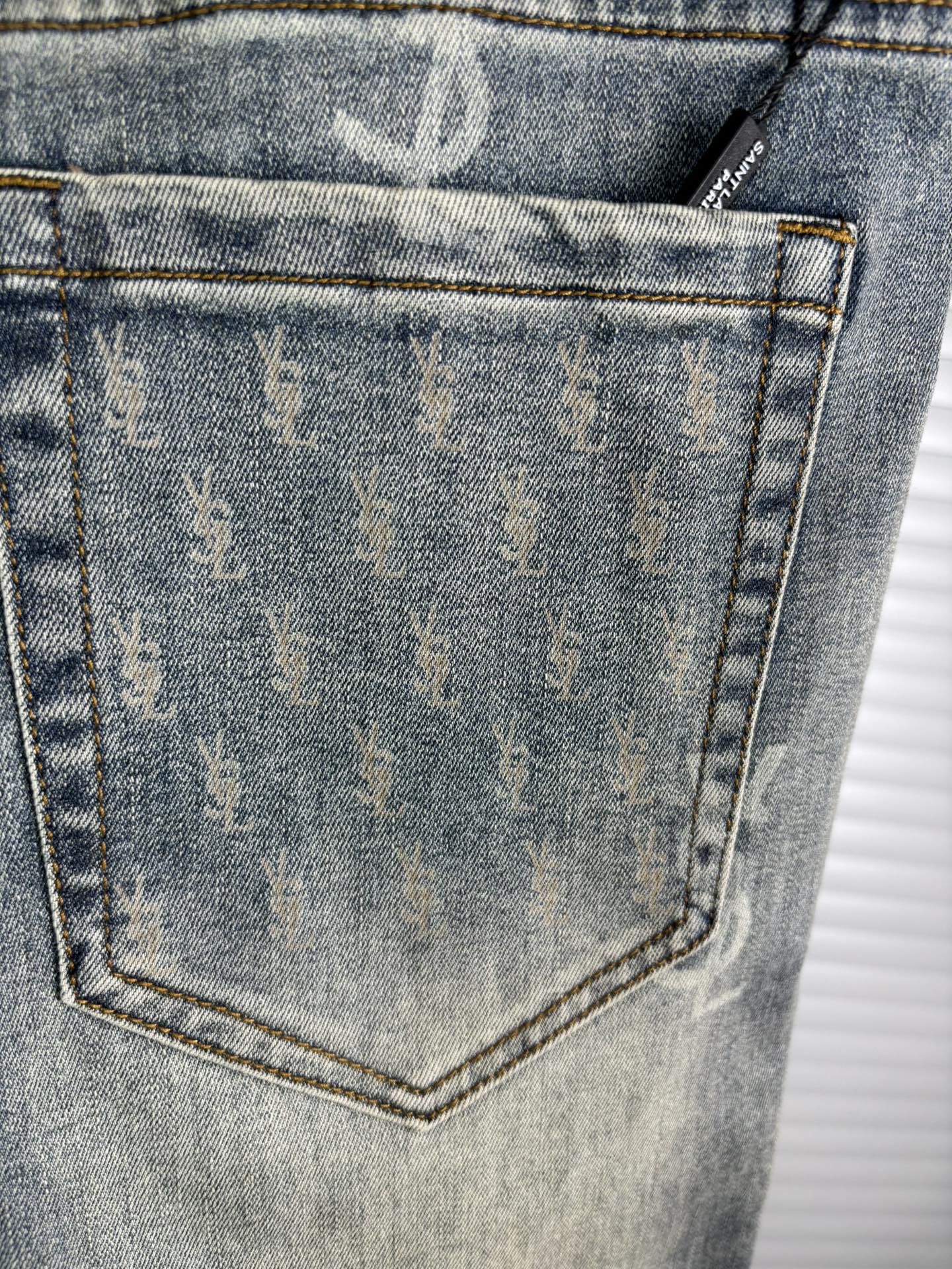 超级有范儿的一款牛仔裤，定制原版水洗牛仔面料，独特设计，顶级刺绣工艺字母图案logo，原版五金辅料装饰，