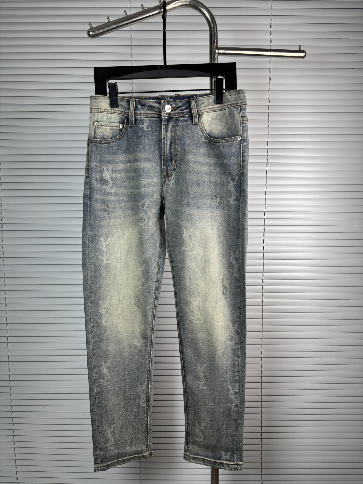 超级有范儿的一款牛仔裤，定制原版水洗牛仔面料，独特设计，顶级刺绣工艺字母图案logo，原版五金辅料装饰，