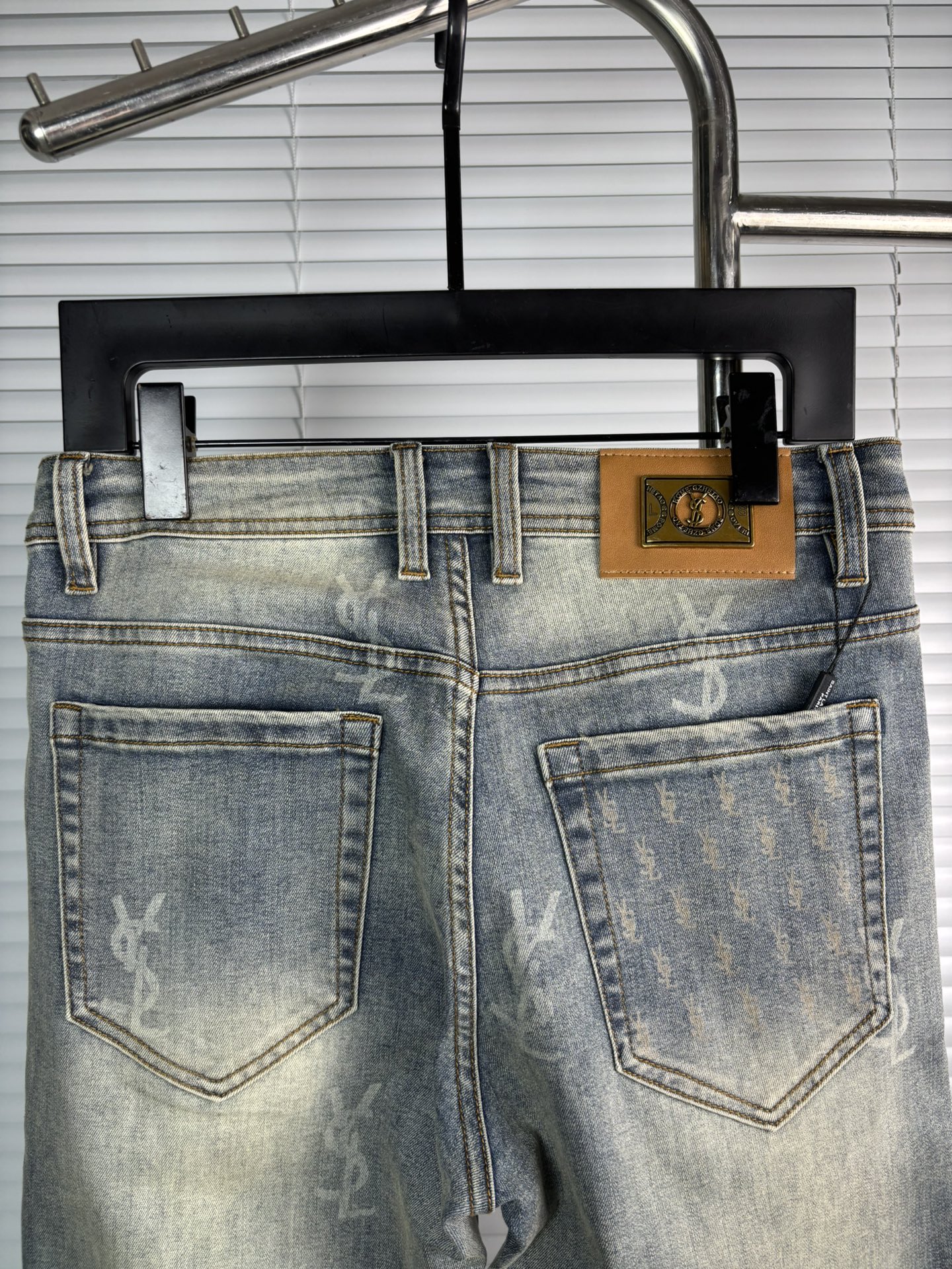 超级有范儿的一款牛仔裤，定制原版水洗牛仔面料，独特设计，顶级刺绣工艺字母图案logo，原版五金辅料装饰，