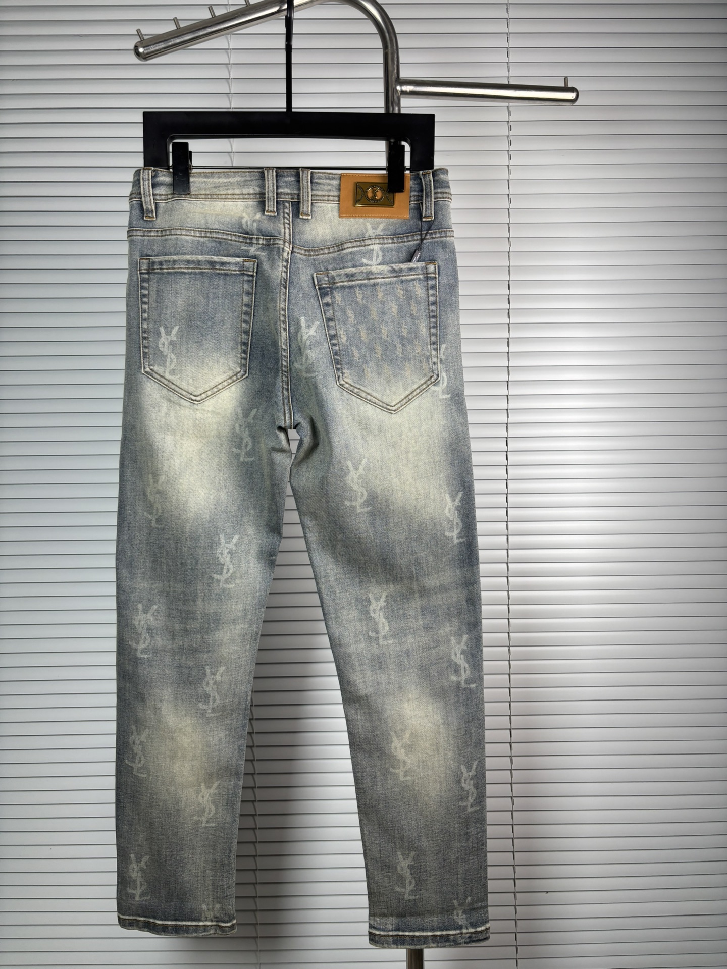 超级有范儿的一款牛仔裤，定制原版水洗牛仔面料，独特设计，顶级刺绣工艺字母图案logo，原版五金辅料装饰，