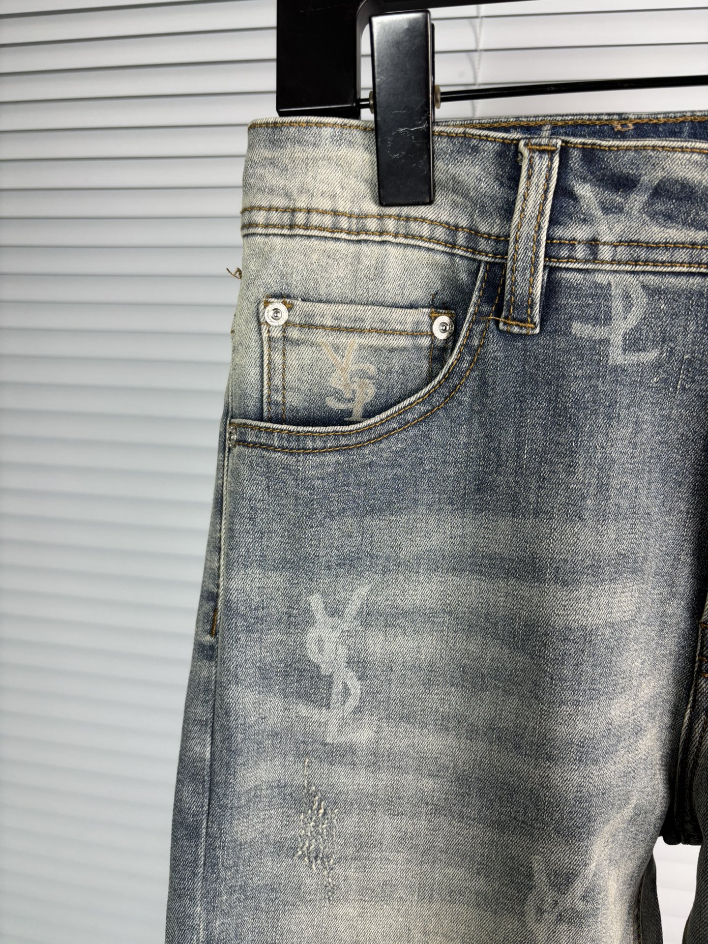 超级有范儿的一款牛仔裤，定制原版水洗牛仔面料，独特设计，顶级刺绣工艺字母图案logo，原版五金辅料装饰，