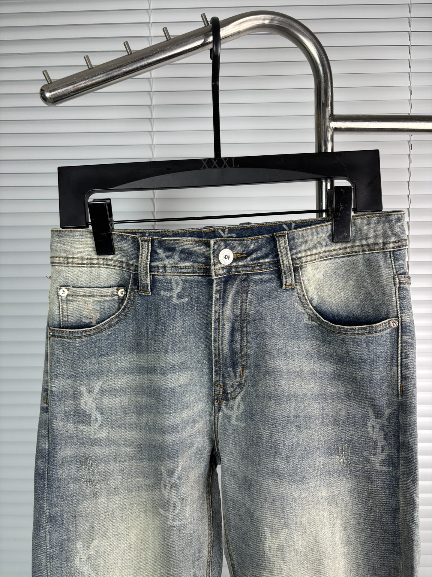 超级有范儿的一款牛仔裤，定制原版水洗牛仔面料，独特设计，顶级刺绣工艺字母图案logo，原版五金辅料装饰，